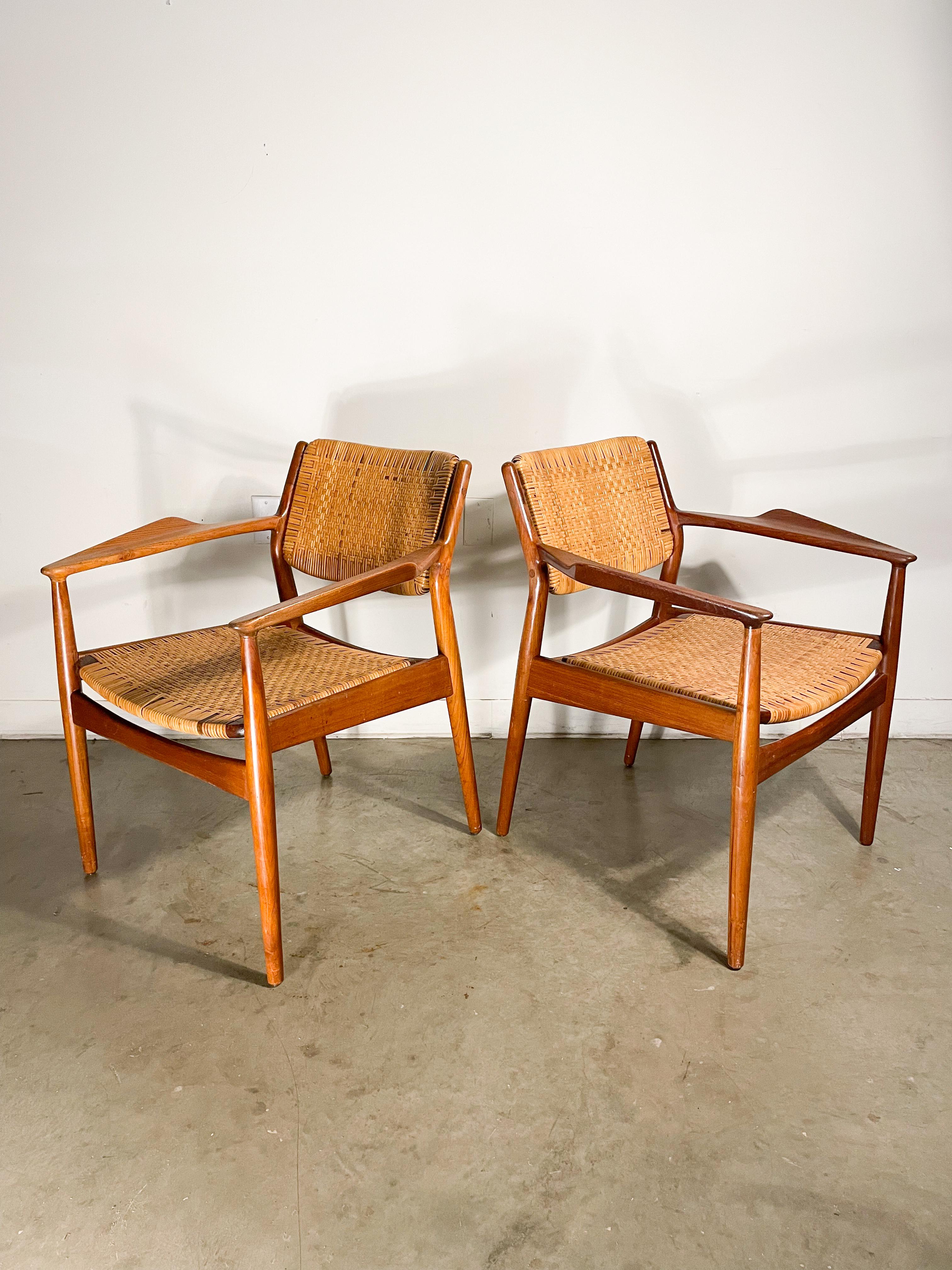 Ensemble de chaises de salle à manger danoises modernes Arne Vodder en teck et rotin Bon état - En vente à Kalamazoo, MI