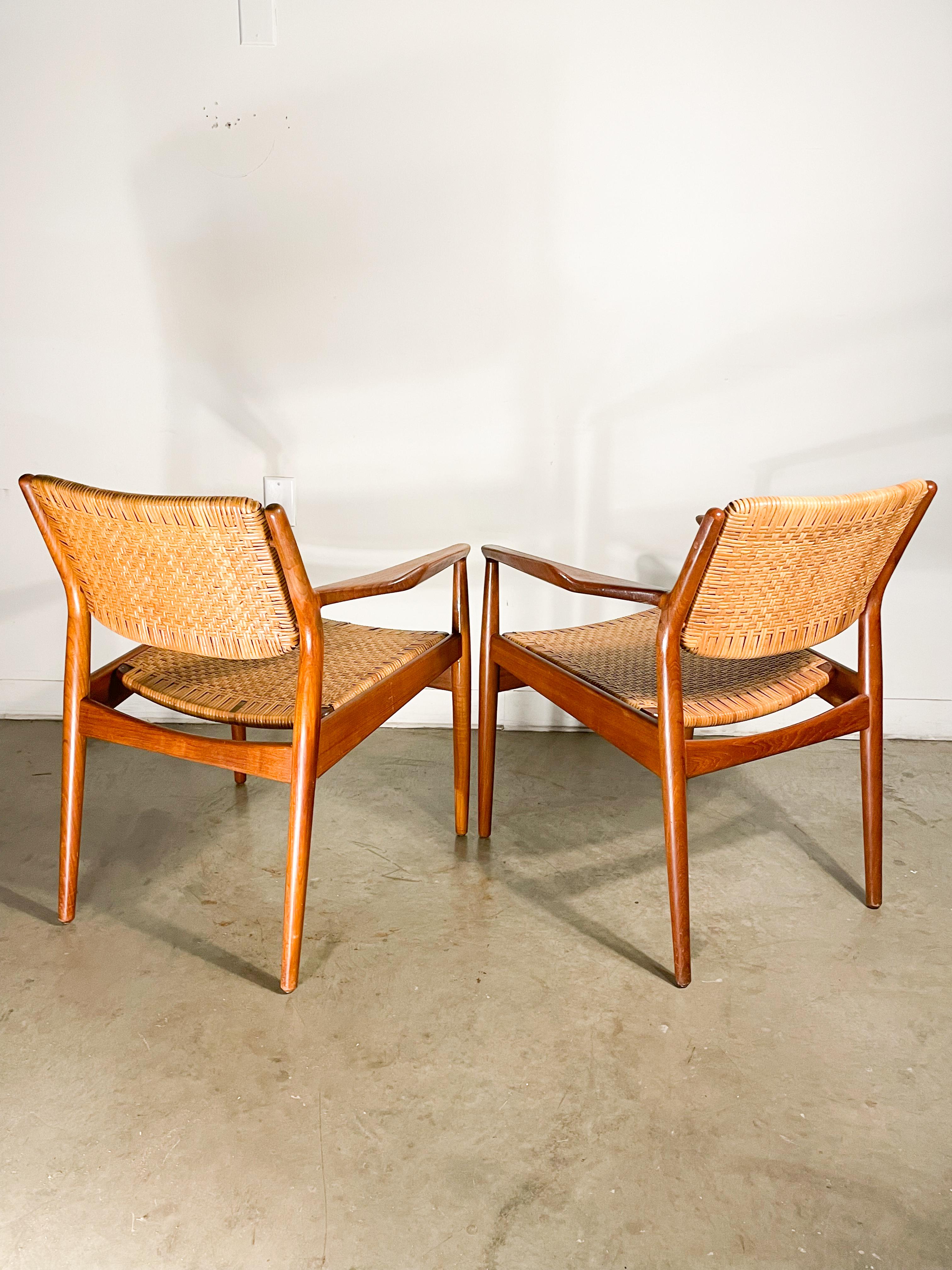 Milieu du XXe siècle Ensemble de chaises de salle à manger danoises modernes Arne Vodder en teck et rotin en vente