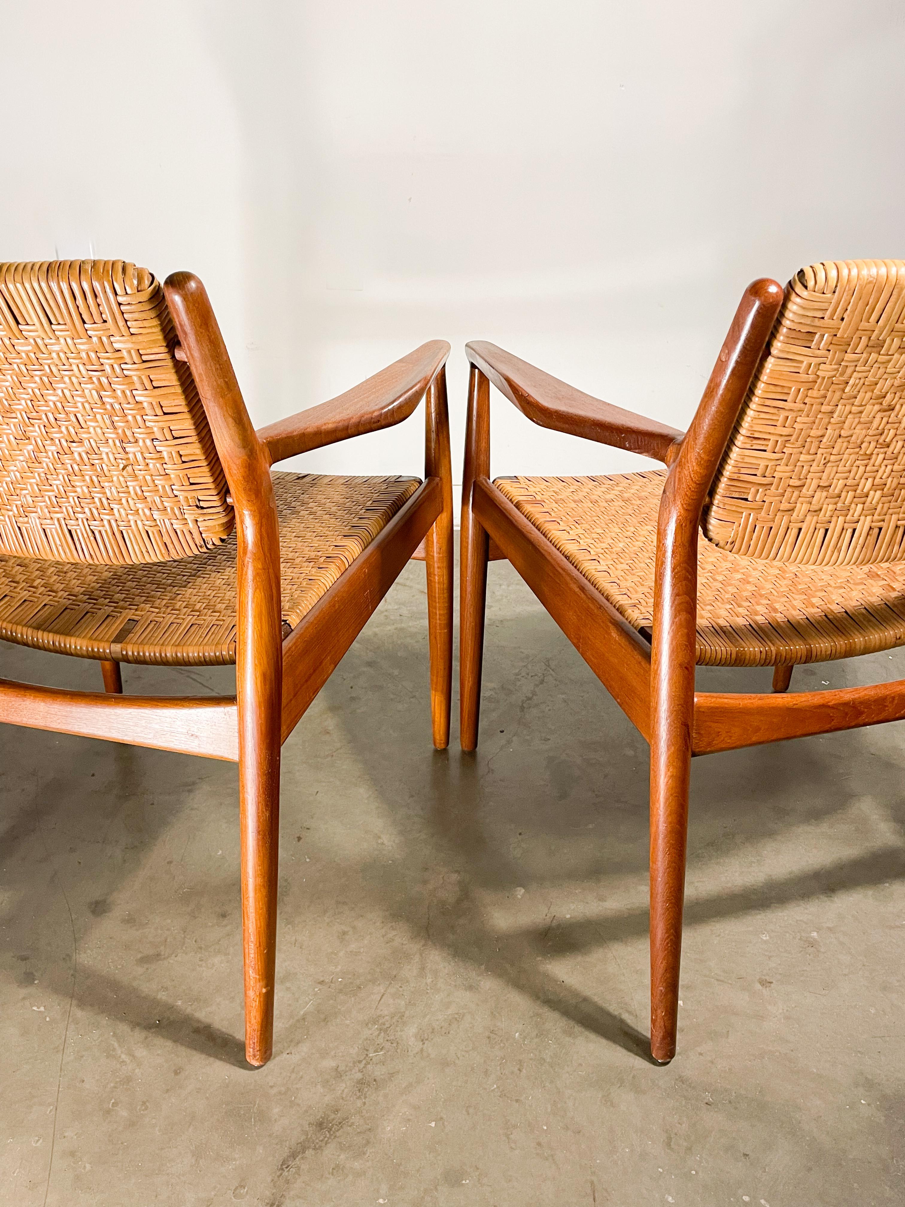 Canne Ensemble de chaises de salle à manger danoises modernes Arne Vodder en teck et rotin en vente