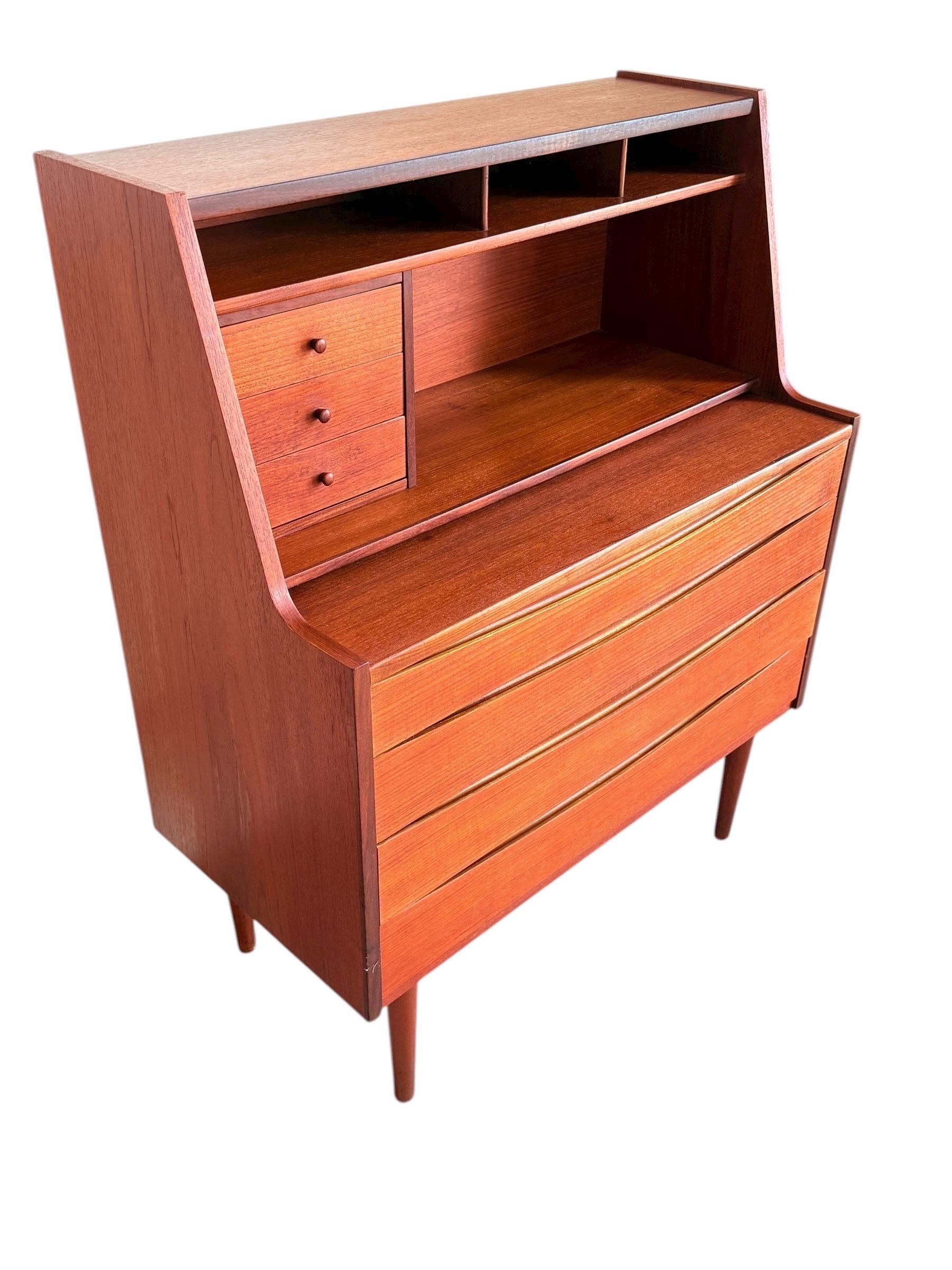 Scrivania Vanity in teak danese di Arne Vodder

Scrivania vanity in teak di Arne Vodder, celebre figura del design moderno danese. Questo pezzo multifunzionale cattura l'equilibrio di eleganza e praticità tipico di Vodder. Il cassetto superiore si