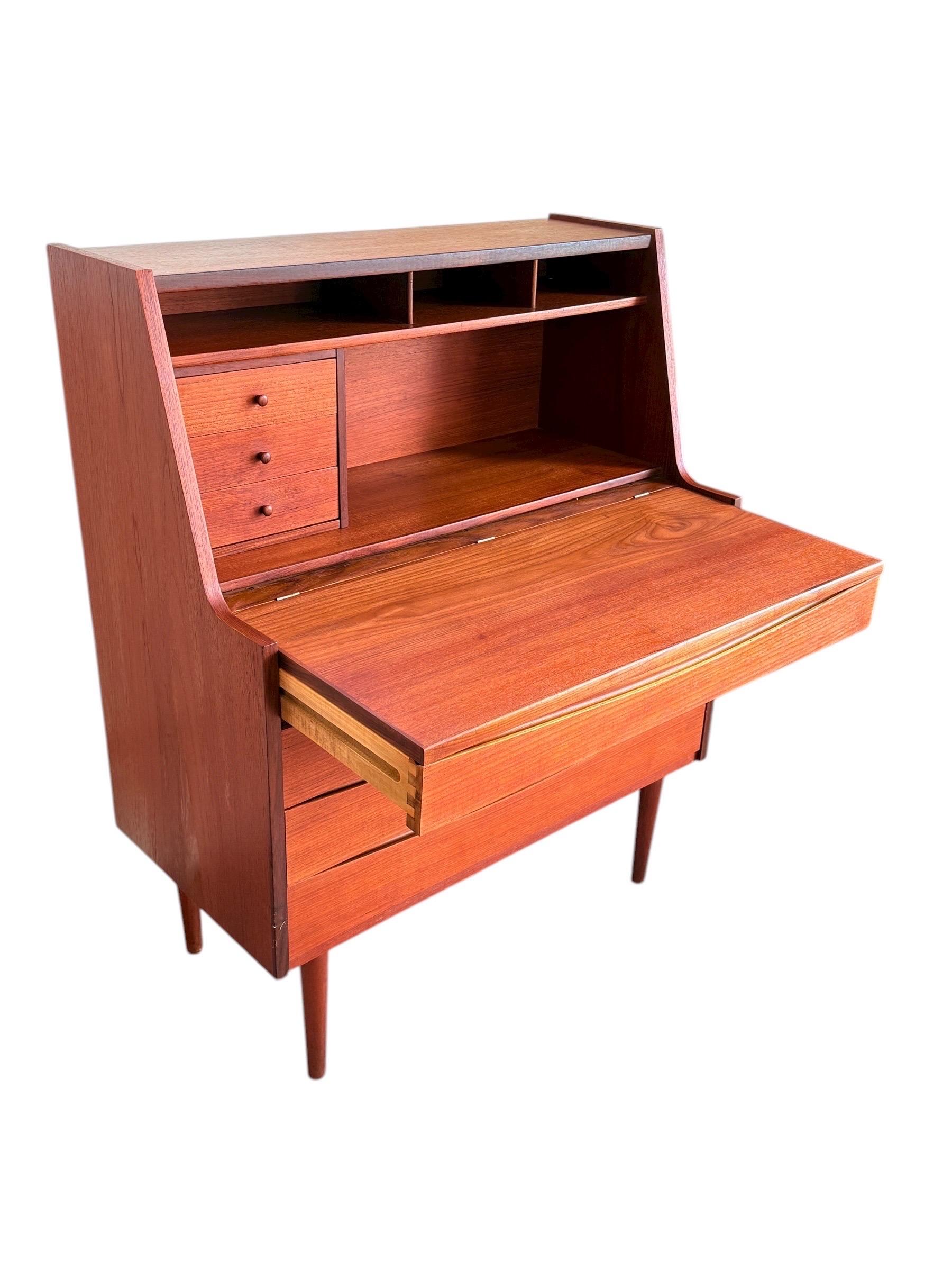 Mid-Century moderno Scrivania Vanity in teak danese di Arne Vodder in vendita