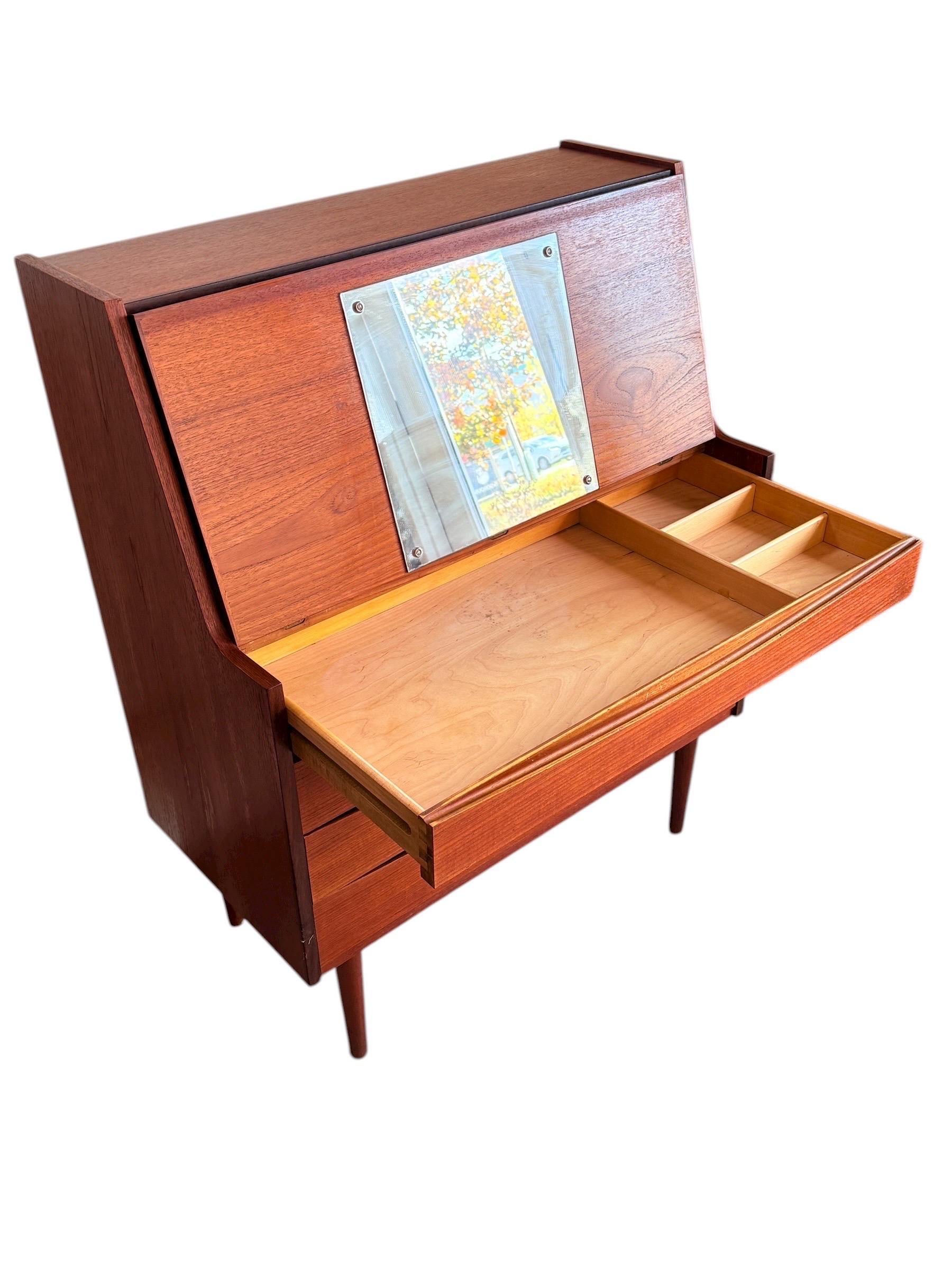 Danese Scrivania Vanity in teak danese di Arne Vodder in vendita