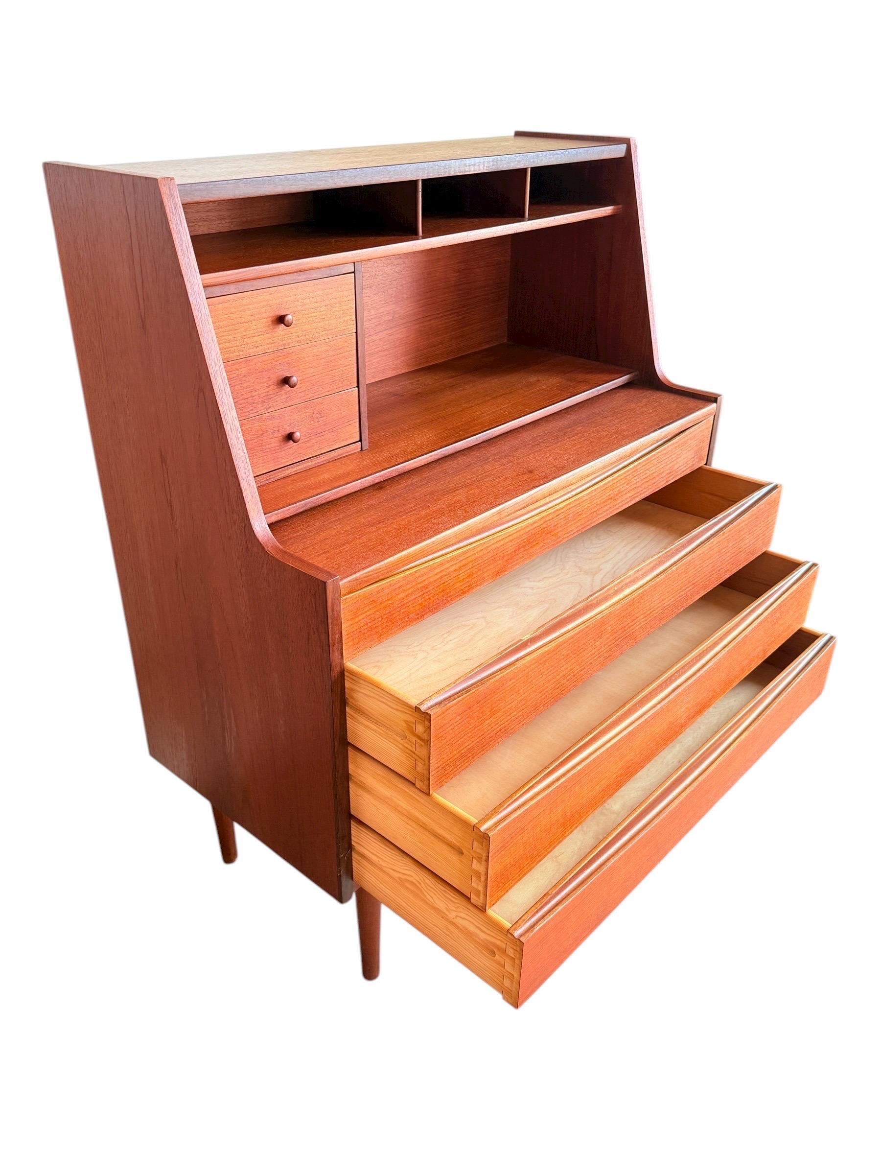 Scrivania Vanity in teak danese di Arne Vodder In condizioni buone in vendita a Brooklyn, NY