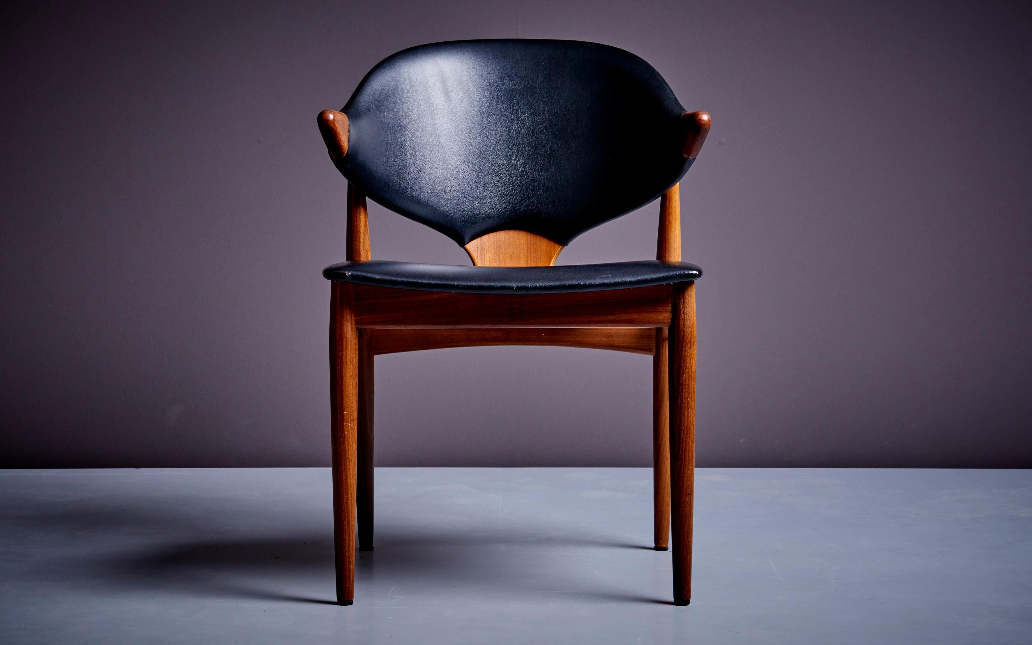 Arne Vodder desk chair for Vamo Sonderborg in Teak and Original black Skai, Denmark, 1960s. The leather is slightly damaged on one small spot of the backrest, otherwise good original condition. 

Arne Vodder (1926-2009) was a Danish furniture