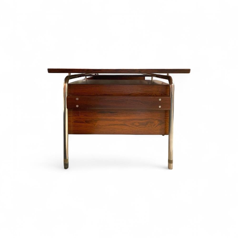 Scrivania in palissandro di Arne Vodder per Sibast. Questa scrivania in legno di palissandro ha un aspetto molto gradevole grazie alle venature del legno e l'uso del metallo cromato conferisce un tocco moderno alla scrivania che rende questo mobile
