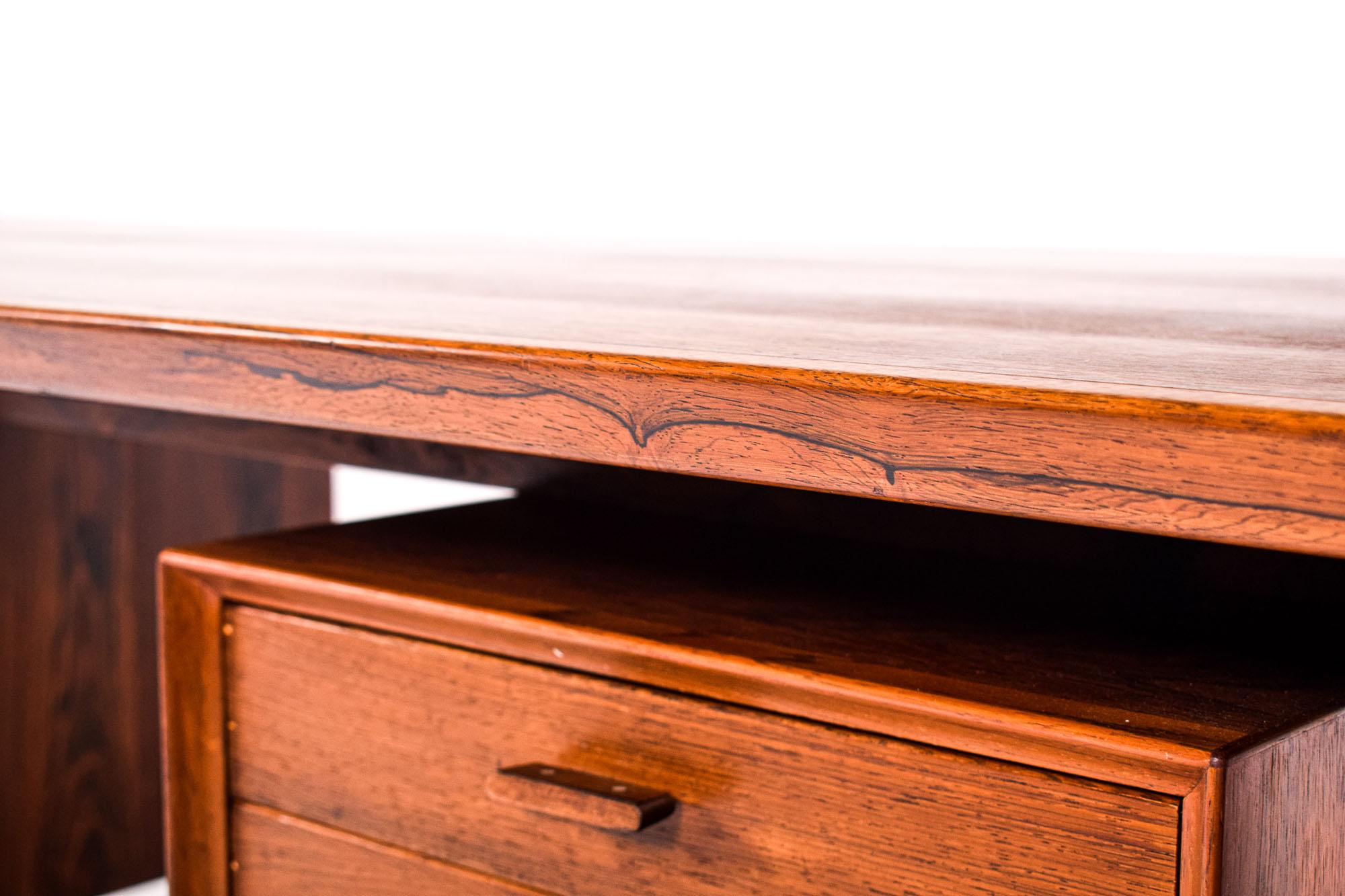 Dieser hochwertige Schreibtisch, der von dem geschätzten Arne Vodder entworfen und von Sibast Møbler in Dänemark in den 1960er Jahren hergestellt wurde, ist ein großartiges Beispiel für dänisches Design aus der Mitte des Jahrhunderts. Der große