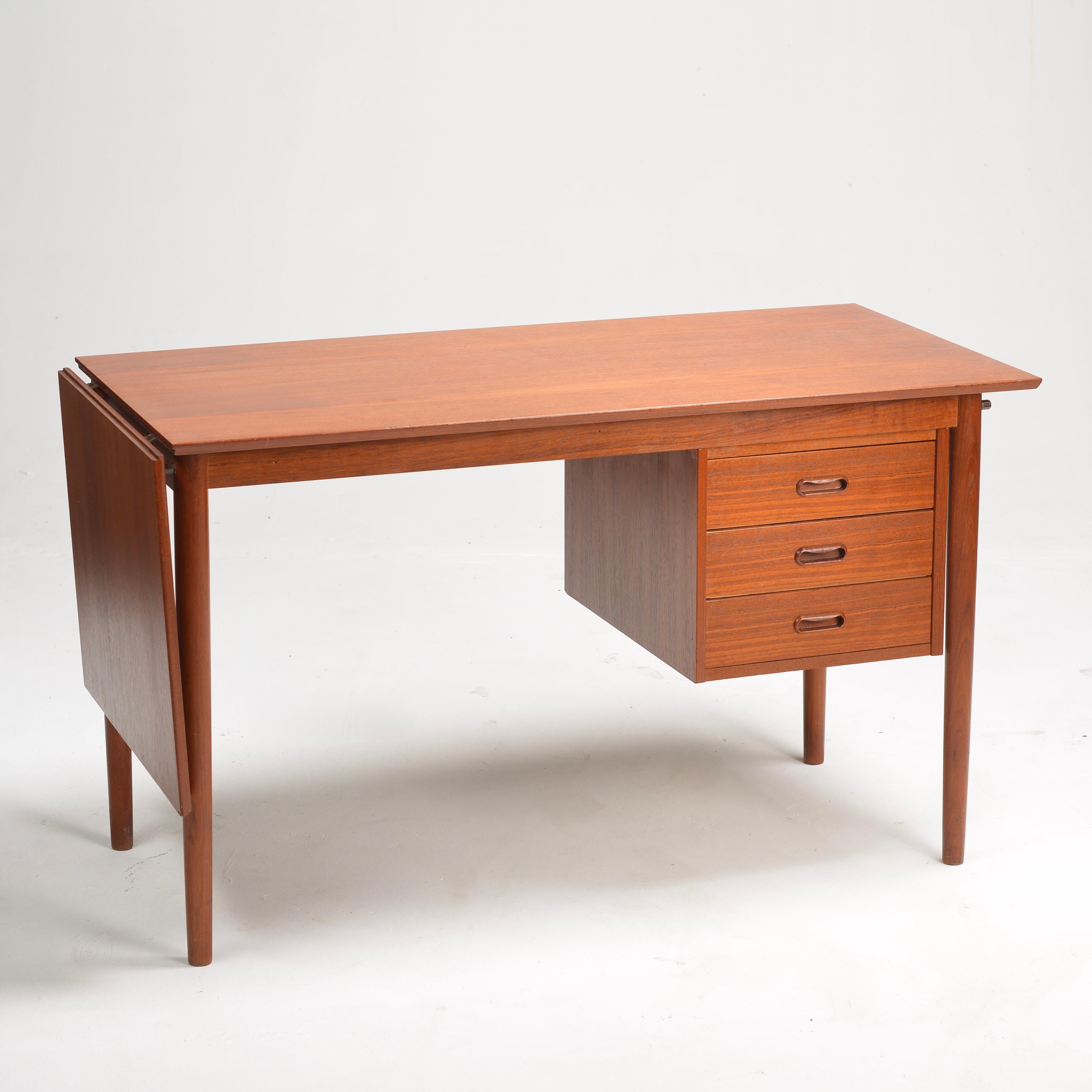 Scandinavian office desk with an extension held by brass hooks that allows you to adjust the desk length 120-166 cm accordingly. The box with 3 drawers (key) can slide over the entire length. 