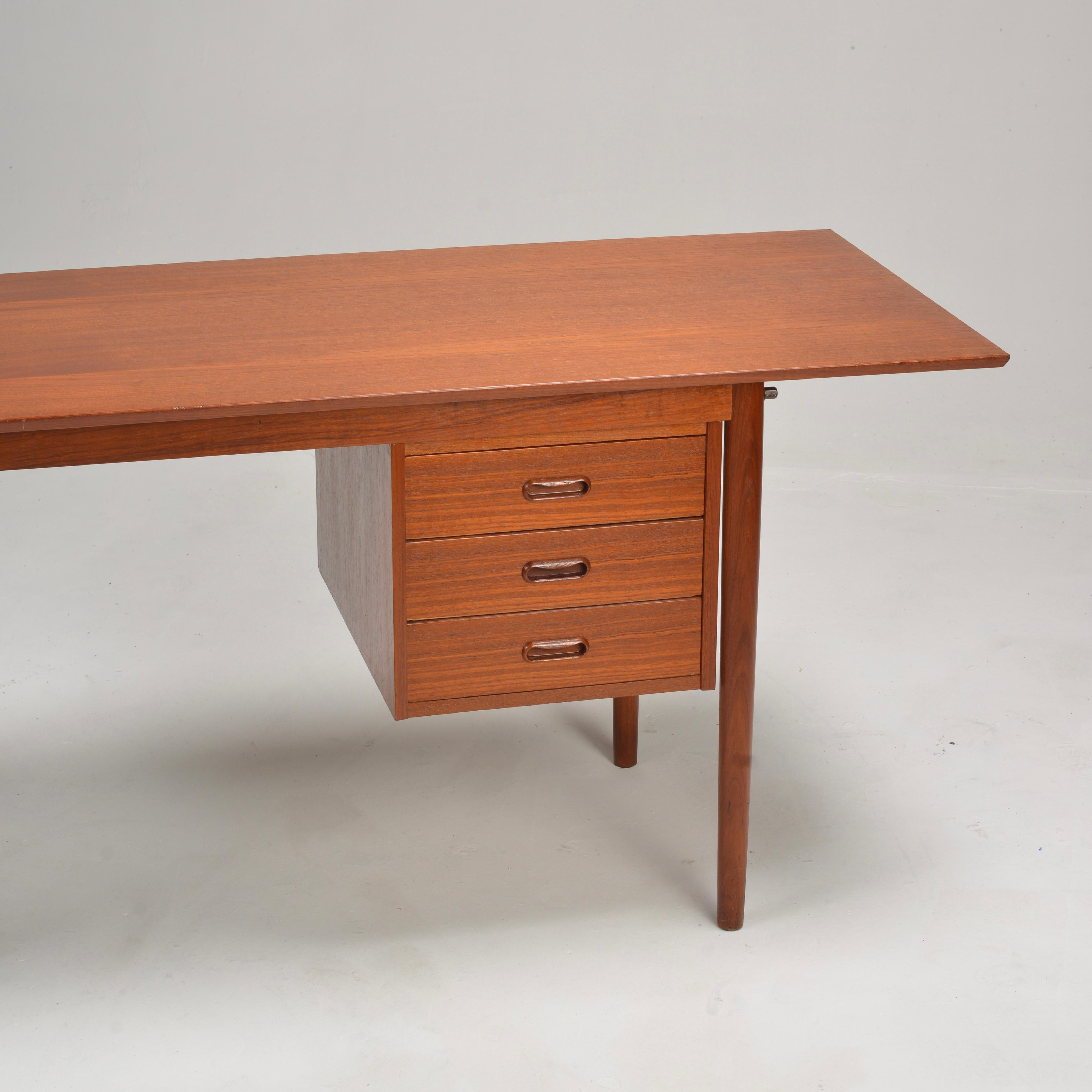 Arne Vodder Desk with Sliding Drawers In Good Condition In Los Angeles, CA