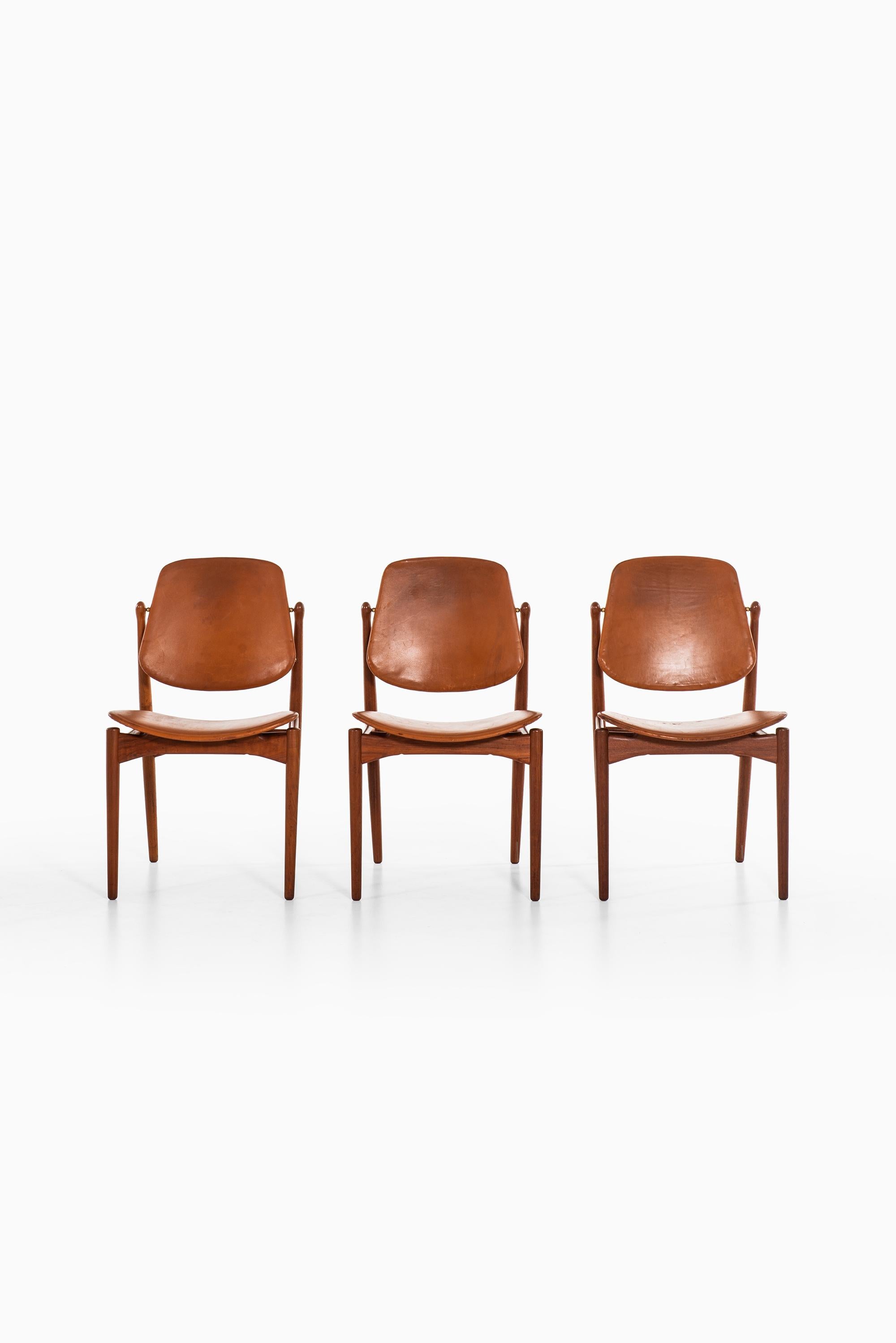 Rare set of 6 dining chairs model 203 designed by Arne Vodder. Produced by France & Daverkosen in Denmark.