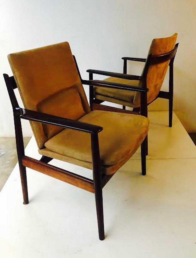 Arne Vodder for Sibast, armchairs model 431, rosewood and natural colored leather, Denmark, 1960s.

This set of 8 chairs is executed in original cognac alcantara designed by the Danish designer Arne Vodder. These chairs are good examples of the