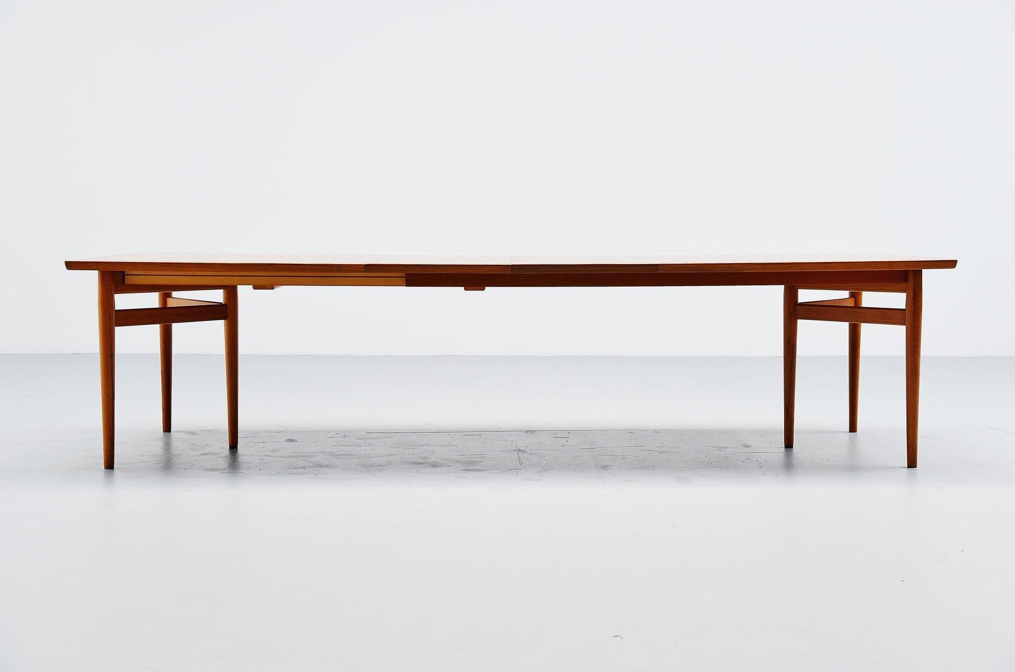Arne Vodder dining table model 201 designed by Arne Vodder and manufactured by Sibast Mobler, Denmark 1960. The table is made in teak wood, is fully restored and looks great again. The table has 2 extension leafs in the middle which can extract the