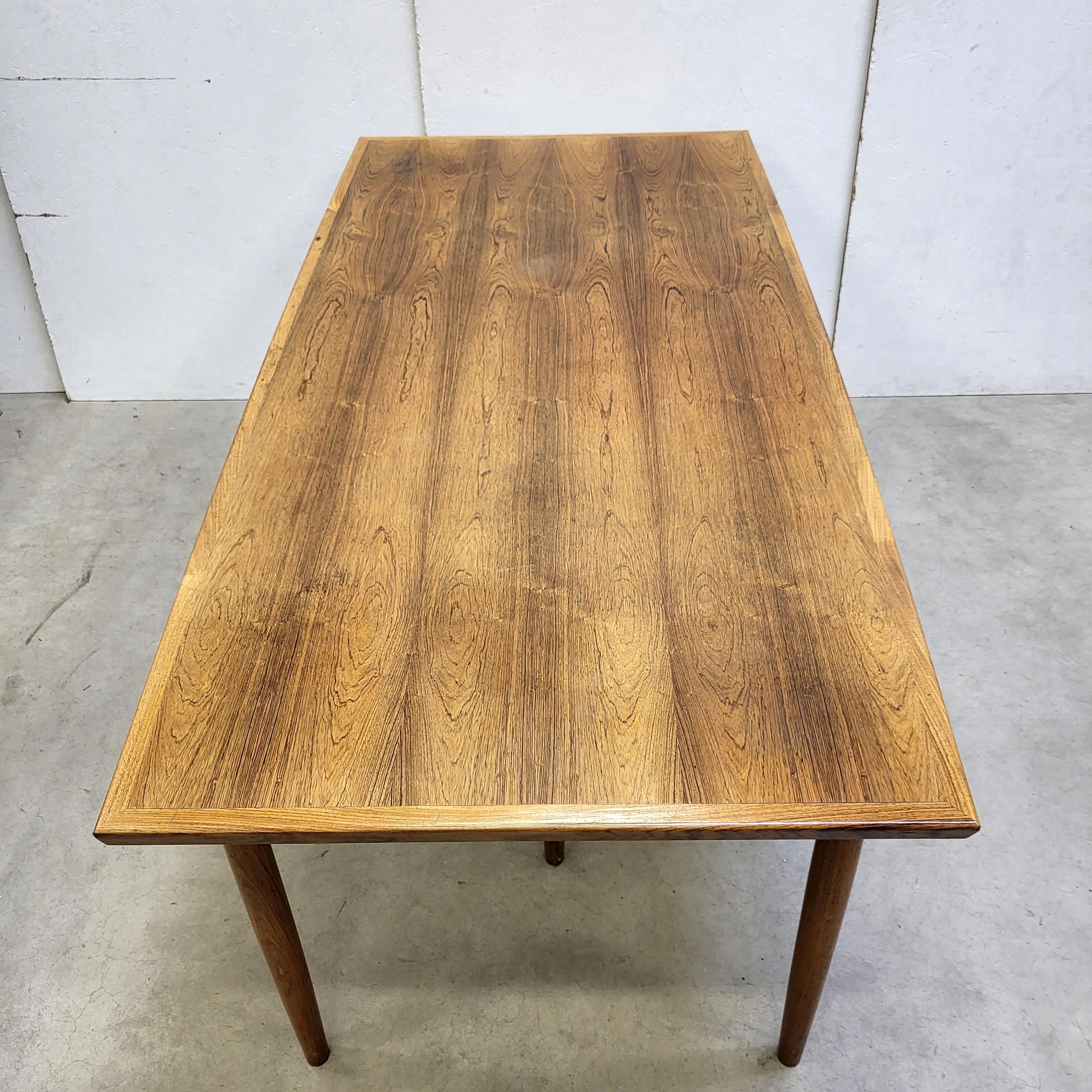 Fine and rare dining table Model 201 by Arne Vodder for Sibast Mobelfabrik.

The table was made and designed in Denmark in the 1960s.
Very nice example with a wonderful veneer. 

This edition has a wonderful top without the cuts in the middle