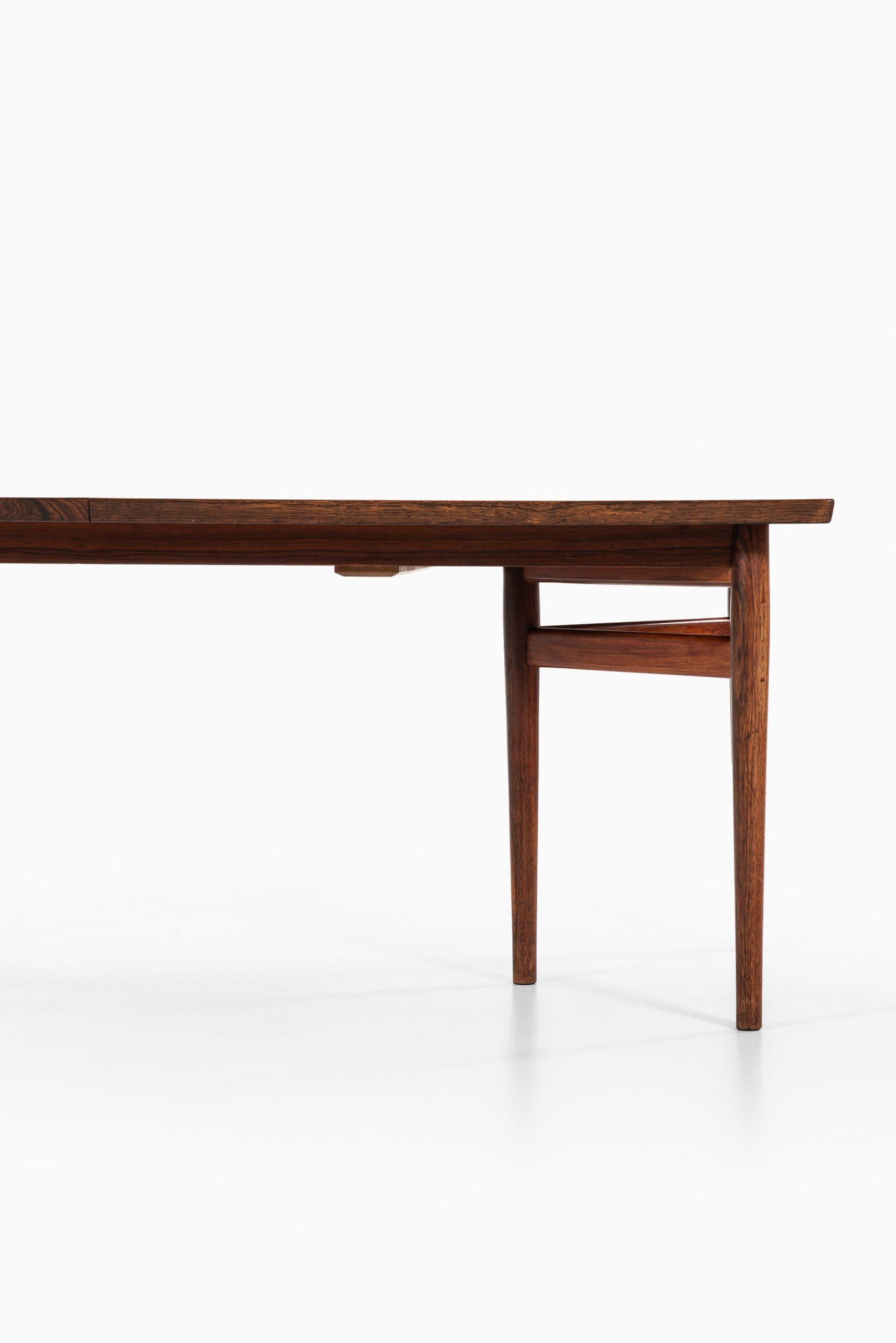 Rare dining table model 201 designed by Arne Vodder. Produced by Sibast Møbelfabrik in Denmark. Measure: Width 200 ( 300 ) cm.