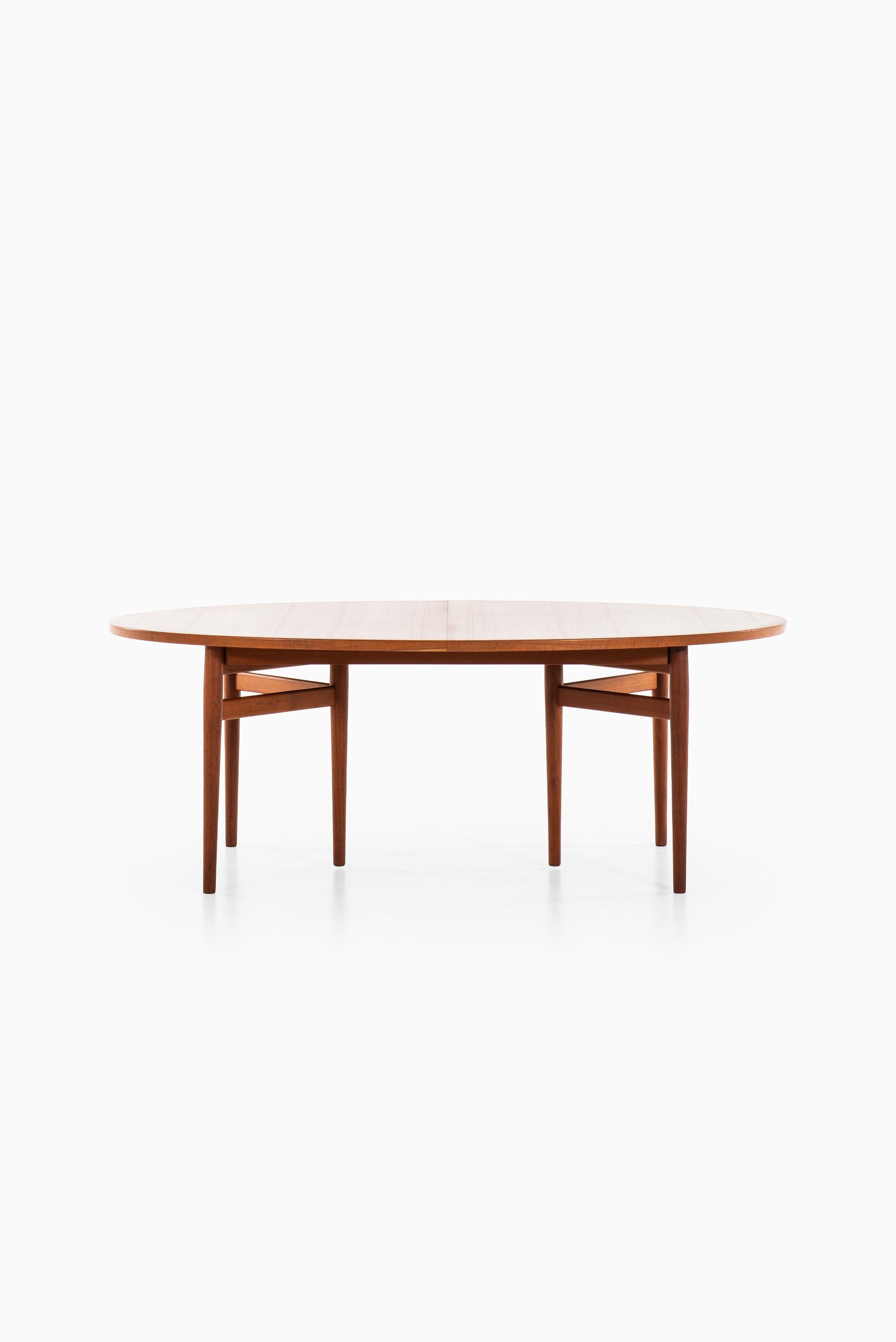 Rare dining table model 212 designed by Arne Vodder. Produced by Sibast møbelfabrik in Denmark.