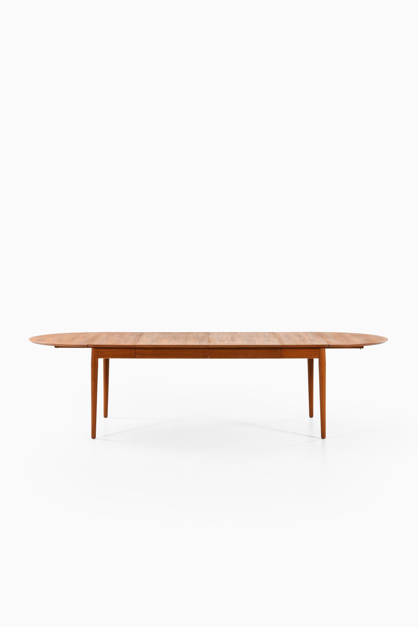 Arne Vodder Dining Table Model 227 Produced by Sibast in Denmark For Sale 4