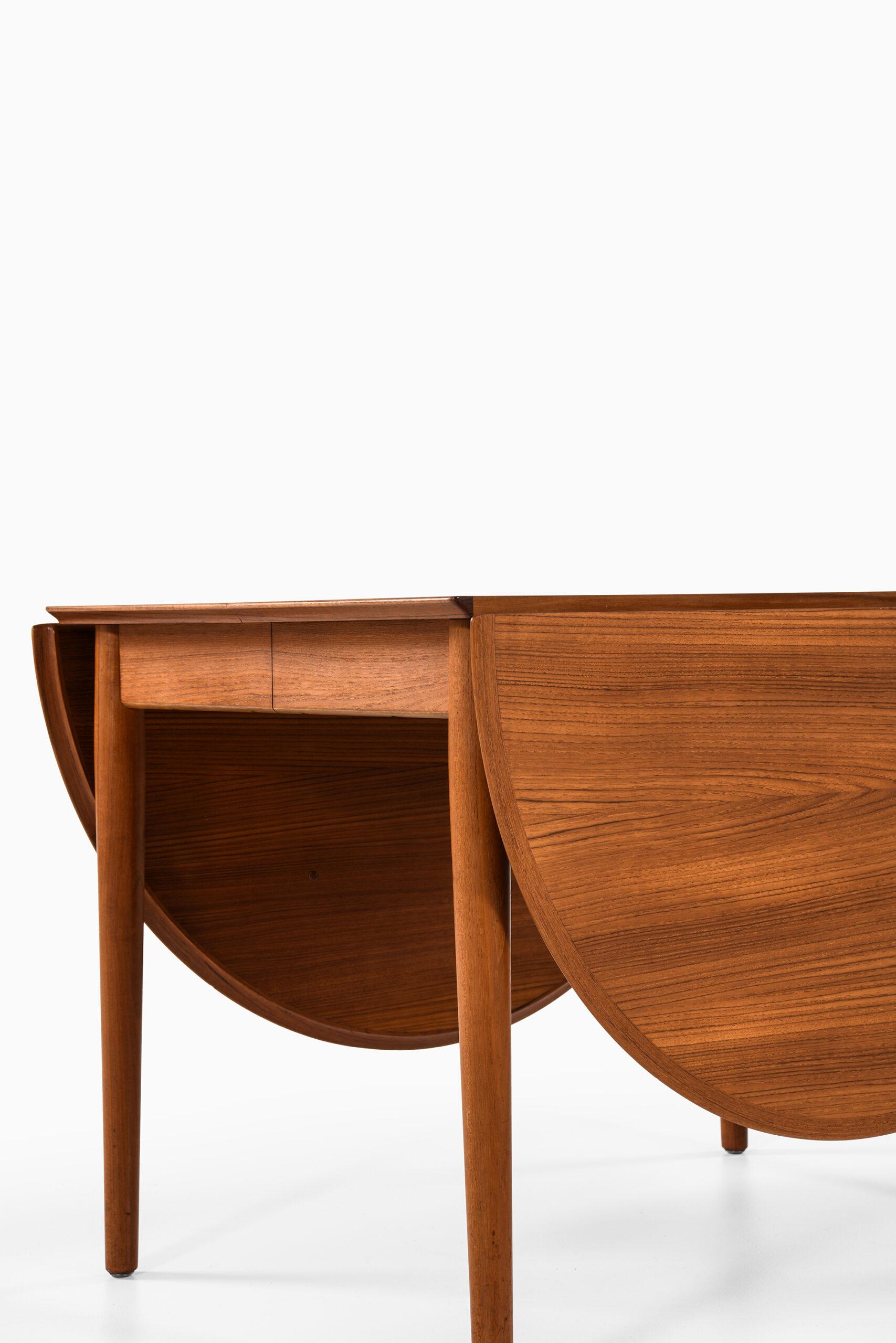Rare dining table model 227 designed by Arne Vodder. Produced by Sibast in Denmark. 
Measure: Width: 77.5 ( 290 ) cm.