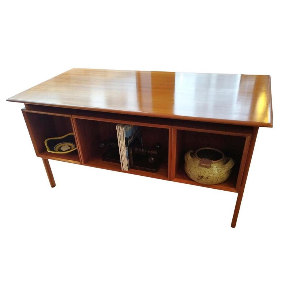 Beautiful desk designed by Arne Vodder and manufactured by Sibast in Denmark in the 1960s. The desk is made out of teak, and is double sided, one side with two sets of 3 drawers, and the other side with 3 freestanding boxes which allow to display