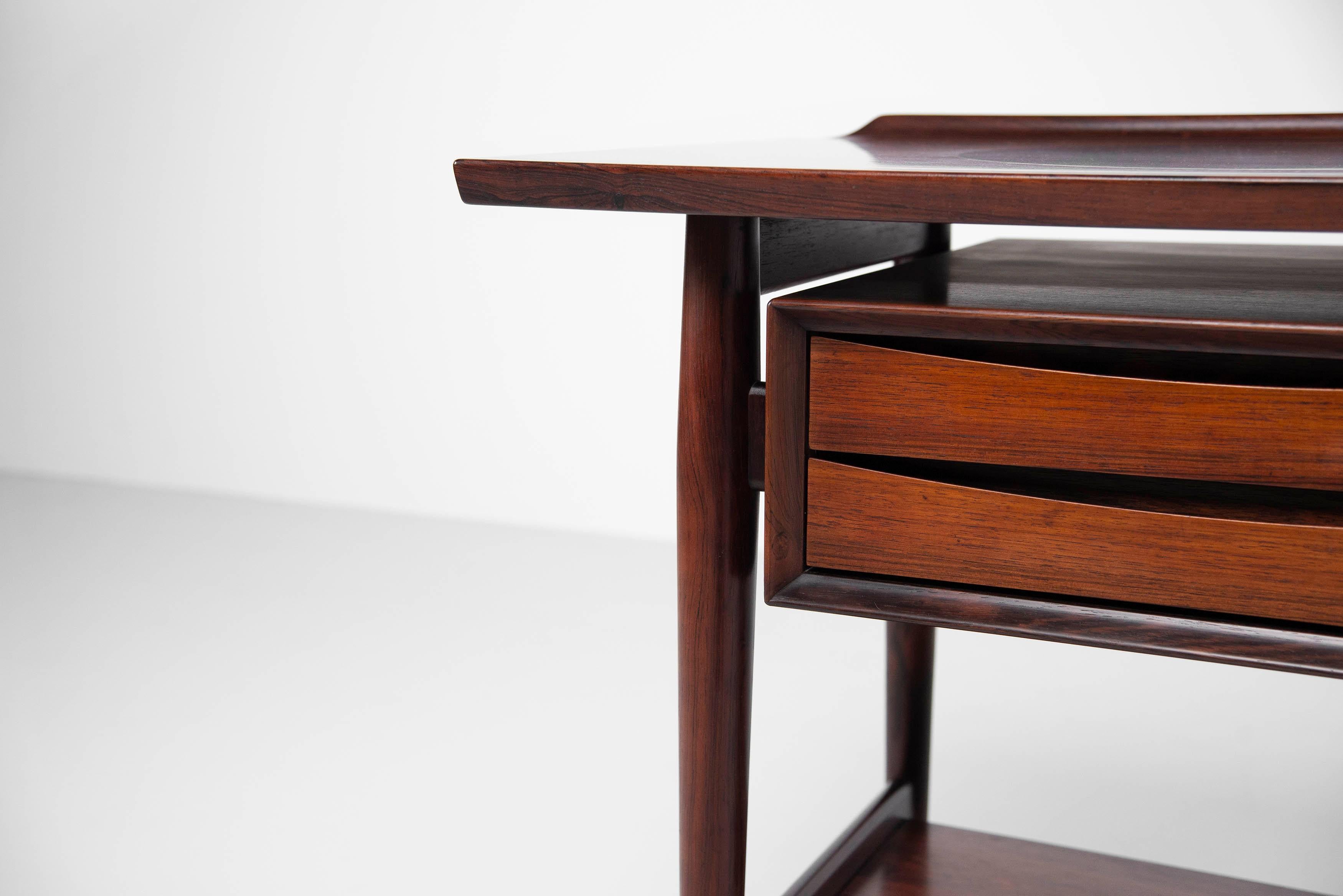 Stunning drawer console table model 218 designed by Arne Vodder and manufactured by Sibast Mobler, Denmark 1960. This drawer console is made of rosewood veneer and has a fantastic warm grain to the rosewood. The console table has 4 drawers with the