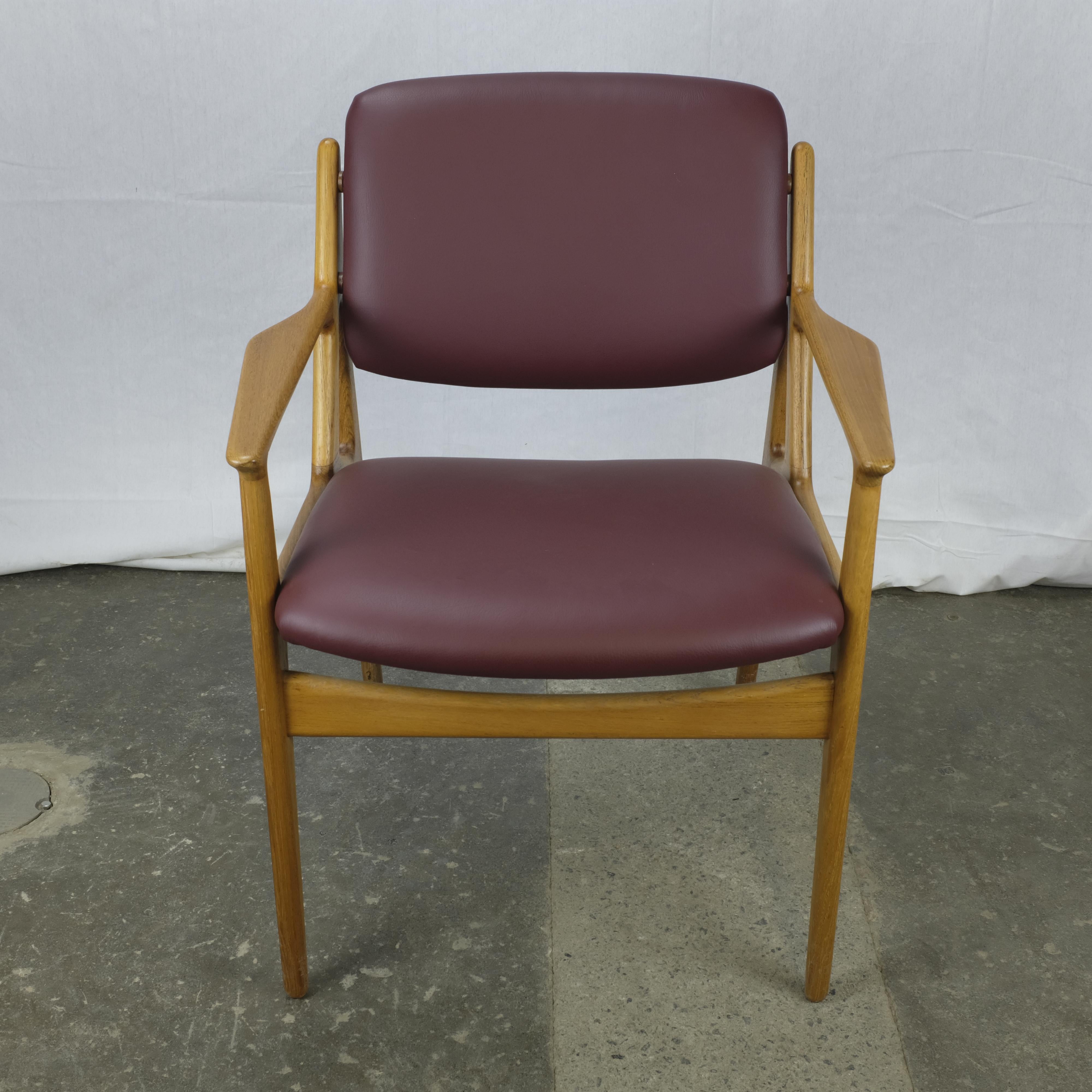 'Ellen' armchair with solid teak frame and upholstered seat and back, designed by Arne Vodder and manufactured in Denmark by Vamø Møbelfabrik.

The armrests have a slight downward tilt and are 23