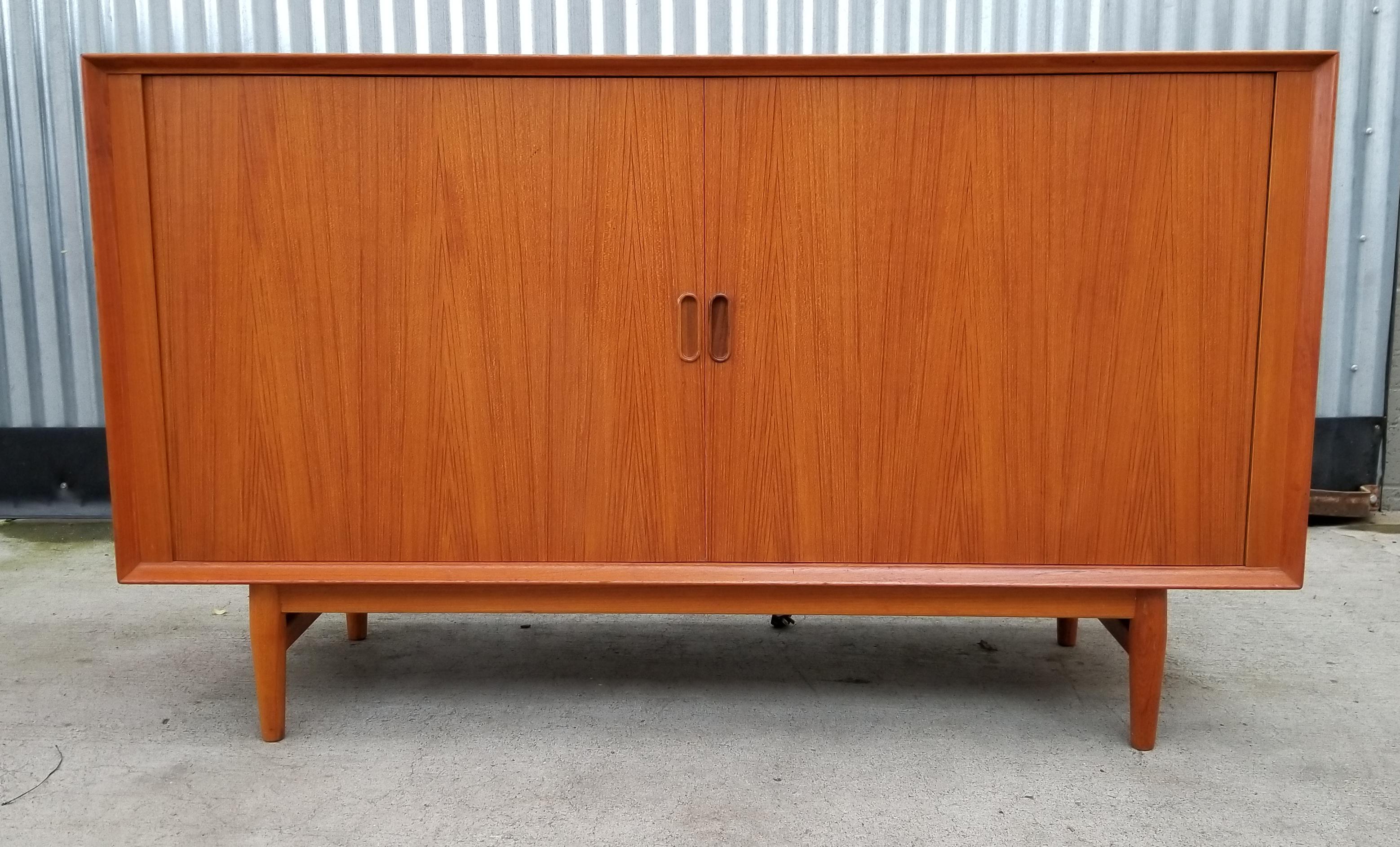 Here is an absolutely beautiful and scarce teak Danish modern stereo or Hifi cabinet designed by Arne Vodder, circa 1960s. Superb wood grain and amazing glow to original finish! Tambour doors open to a fitted interior with dividers to hold vinyl