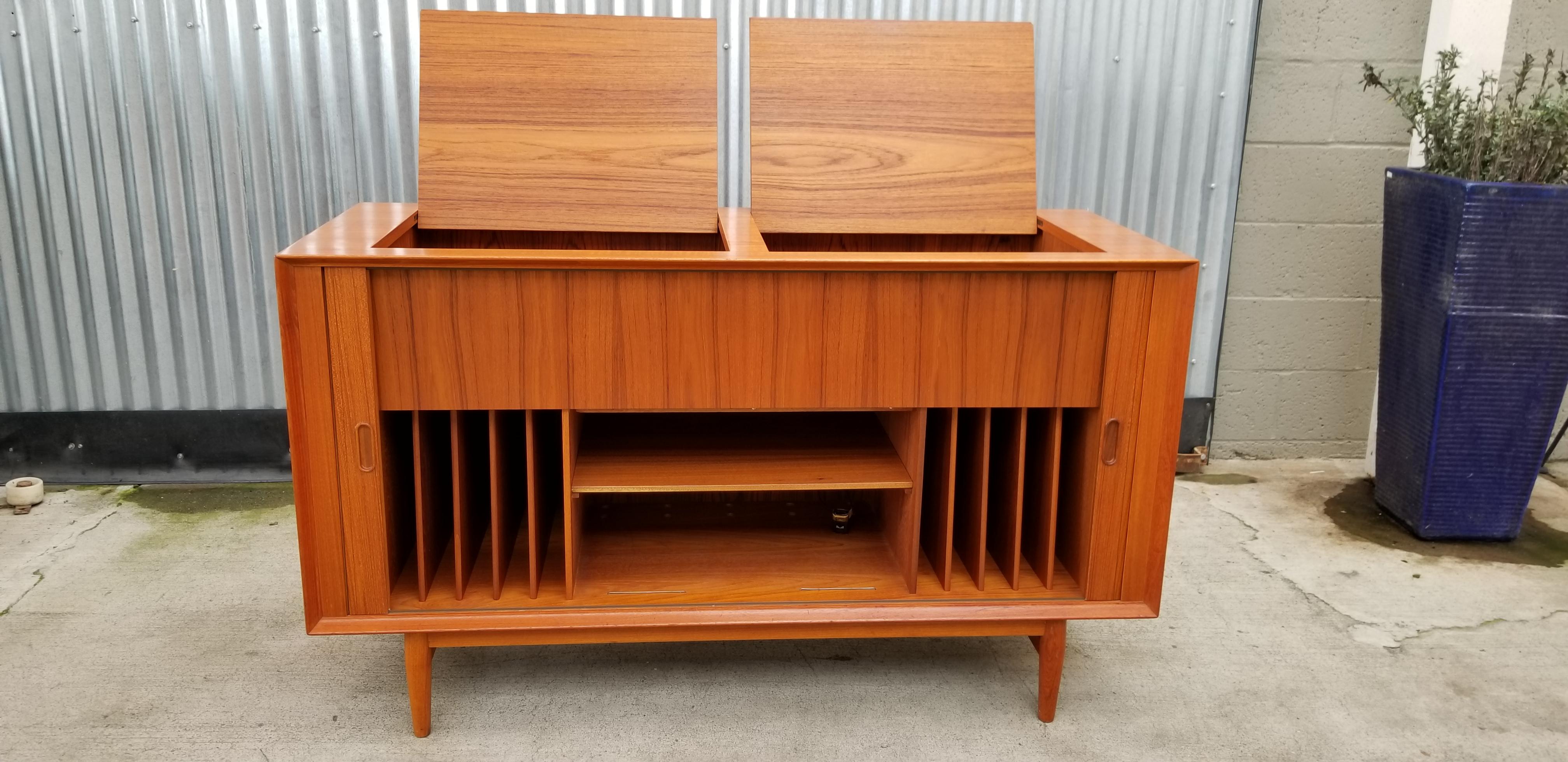 Arne Vodder Entertainment, Music Cabinet, Credenza In Good Condition In Fulton, CA