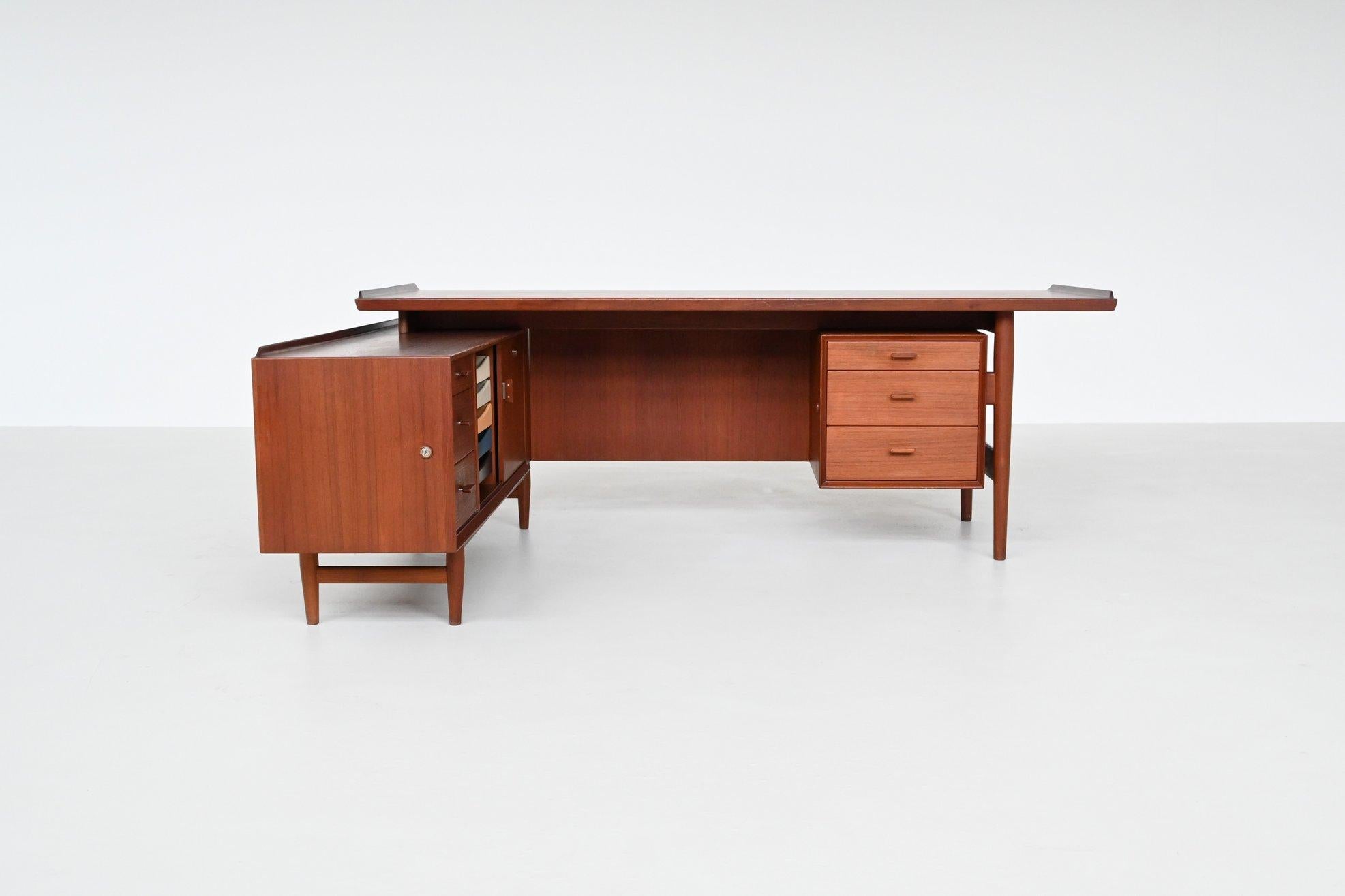 Iconic executive desk with return from the “200 series” designed by Arne Vodder; one of the best designers Denmark has known and it is manufactured by Sibast Furniture, Denmark 1960. This luxurious corner desk features a lot of storage space and