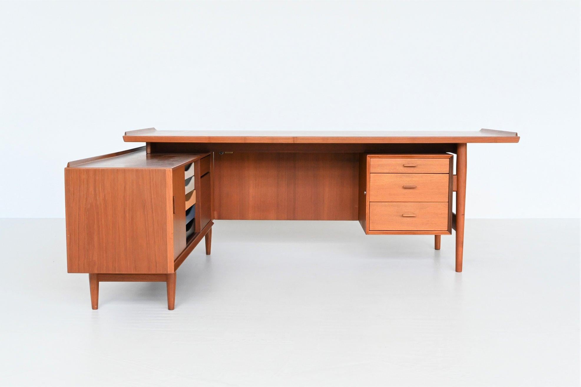 Iconic executive desk with return from the “200 series” designed by Arne Vodder; one of the best designers Denmark has known and it is manufactured by Sibast Furniture, Denmark 1960. This luxurious corner desk features a lot of storage space and