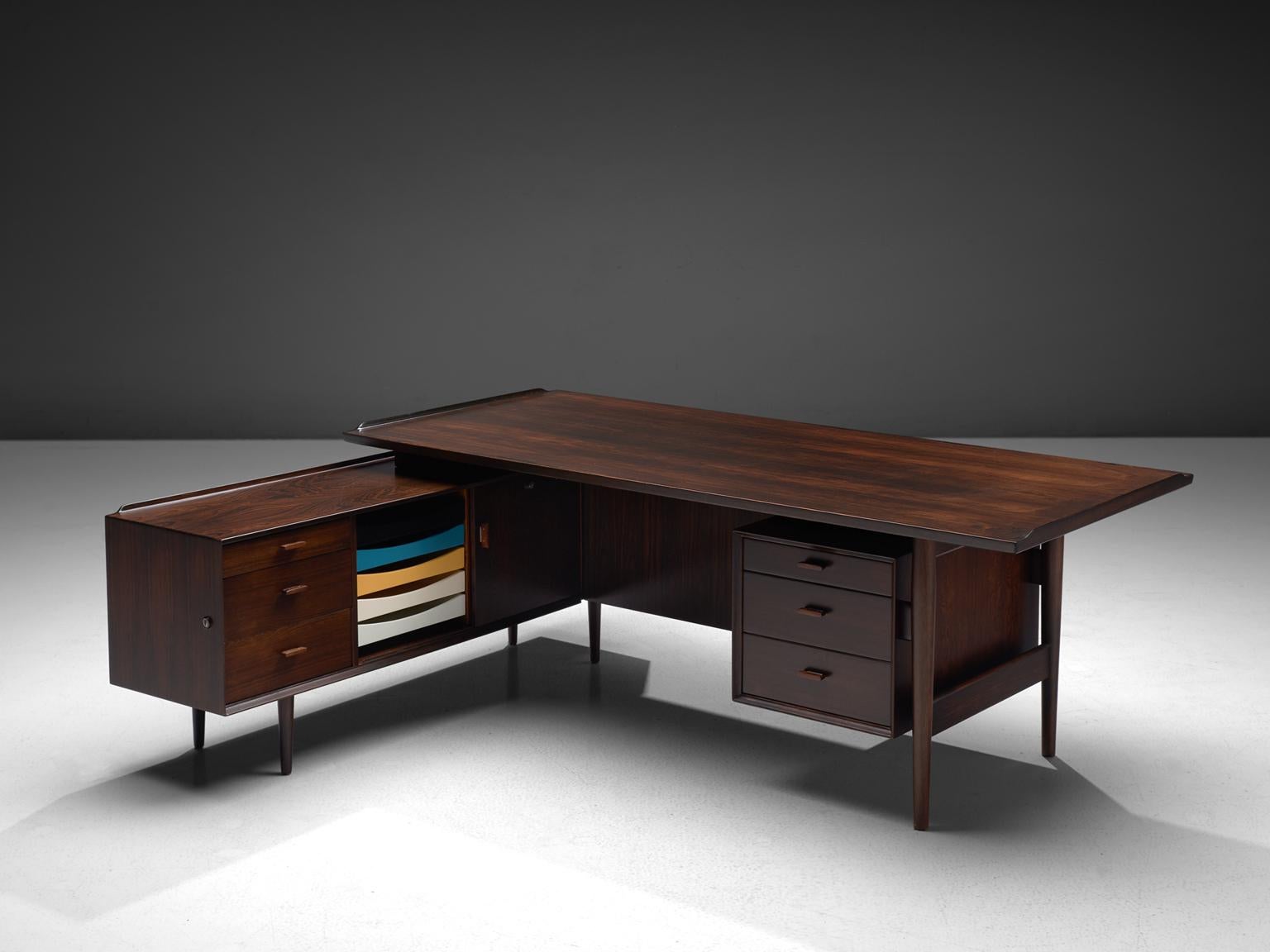 Arne Vodder for Sibast Møbler, executive corner desk, rosewood, Denmark 1950s. 

This desk is executed in a dark tone rosewood. This luxurious piece was designed by one of the best designers Denmark has known and was produced by Sibast. Vodder
