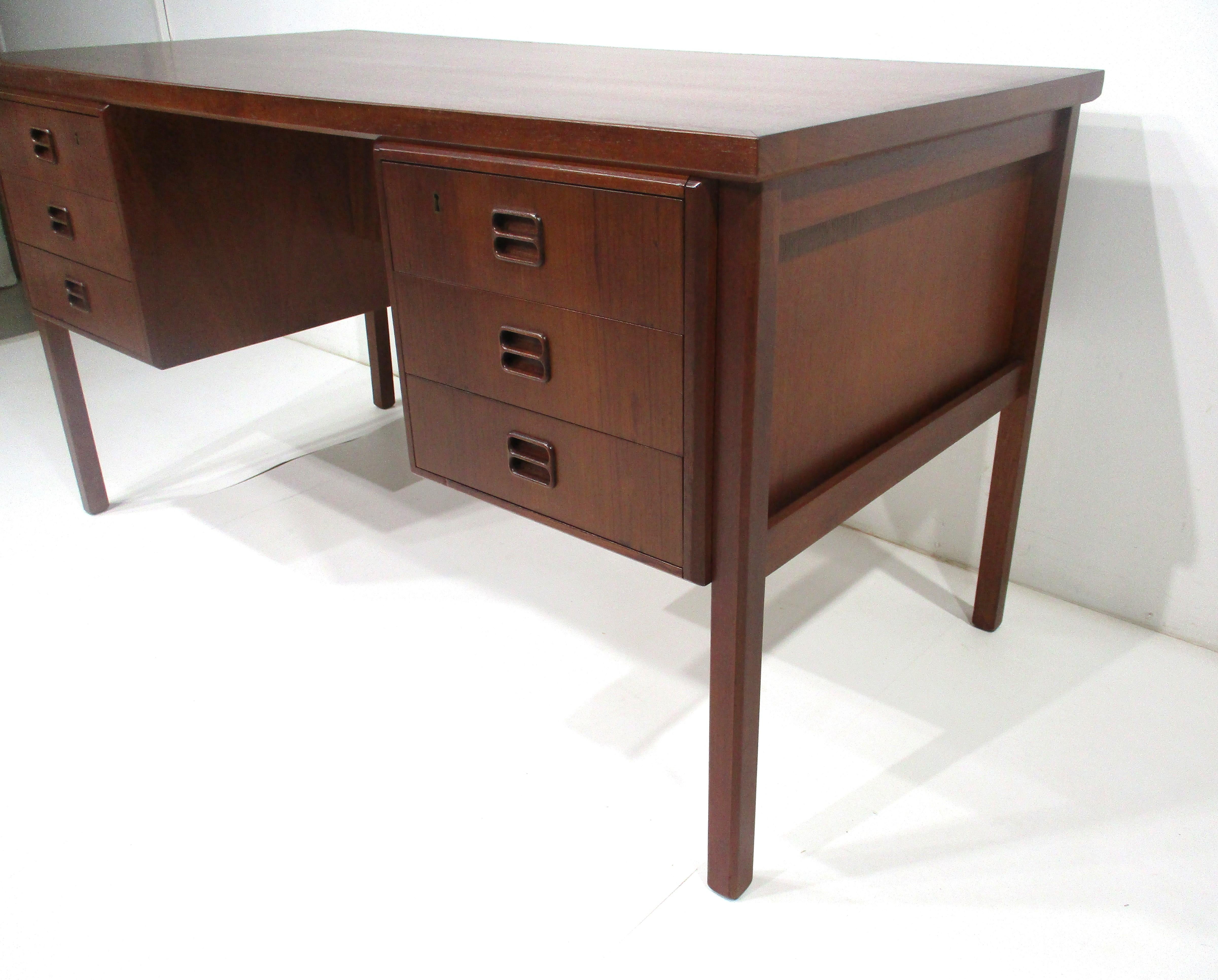 Arne Vodder Executive Teak Desk for Sibast Denmark  In Good Condition For Sale In Cincinnati, OH