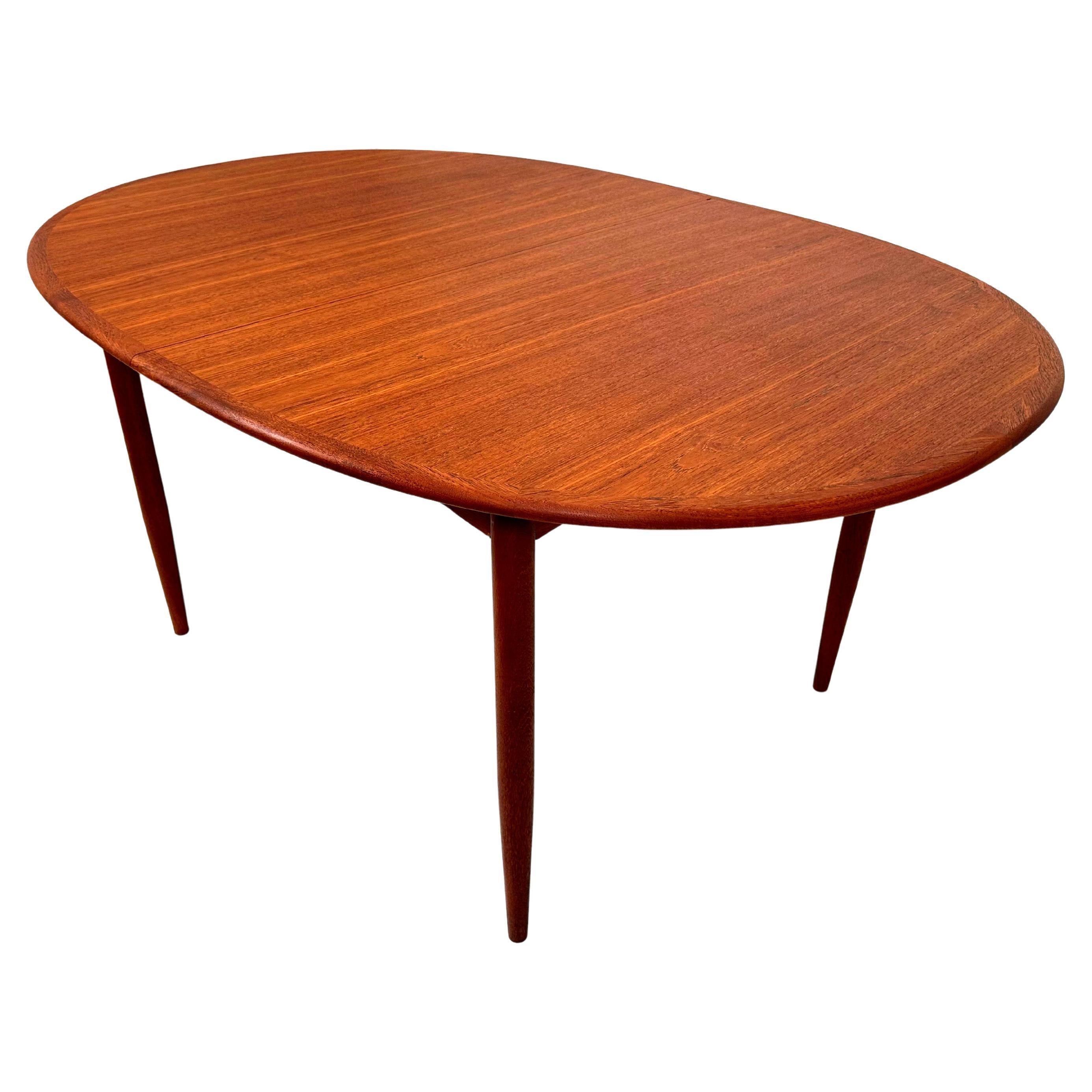Arne Vodder Extendable Danish Teak Dining Table with 2 Leaves Escandinavo moderno en venta