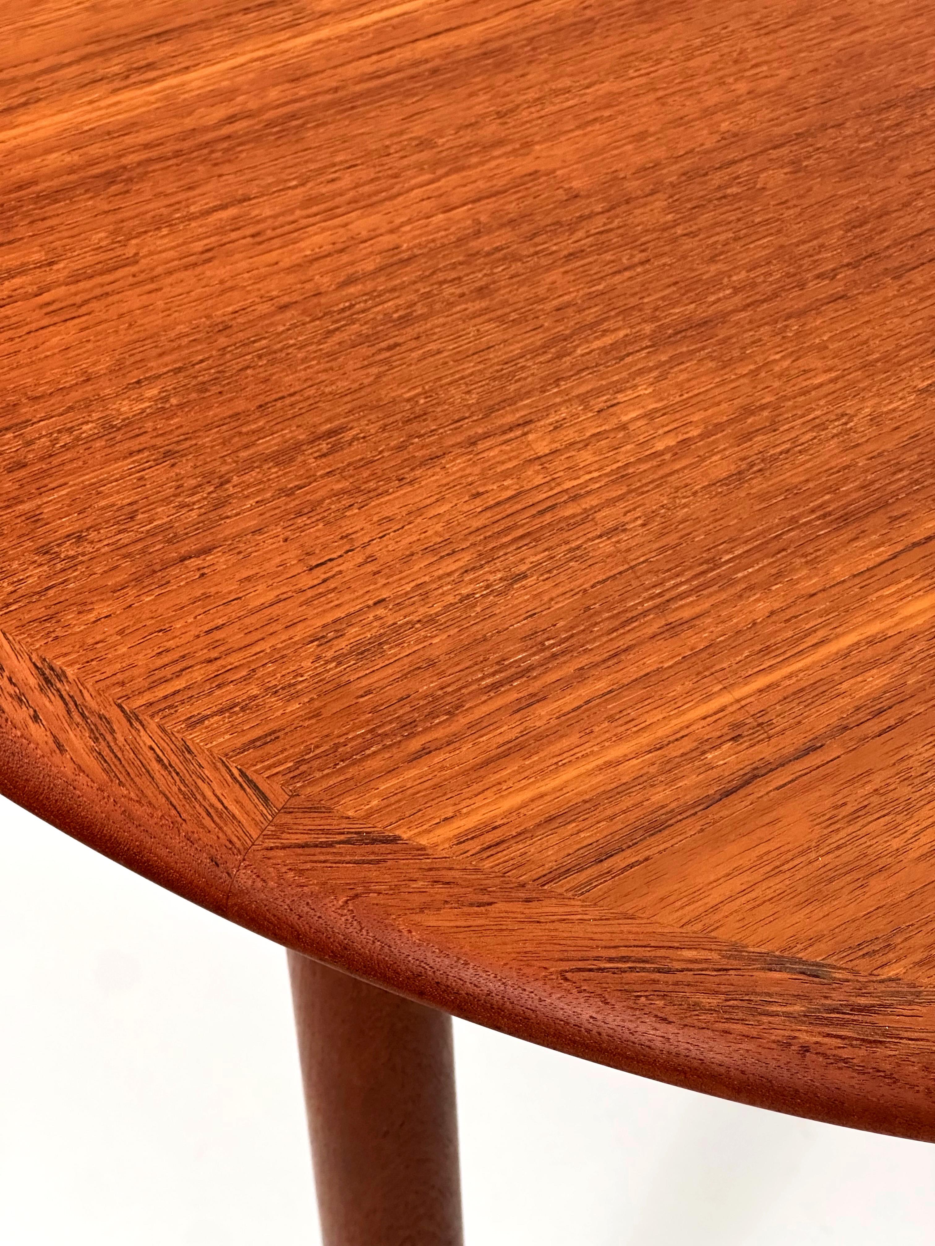 Arne Vodder Extendable Danish Teak Dining Table with 2 Leaves en Bueno estado para la venta en Littleton, CO