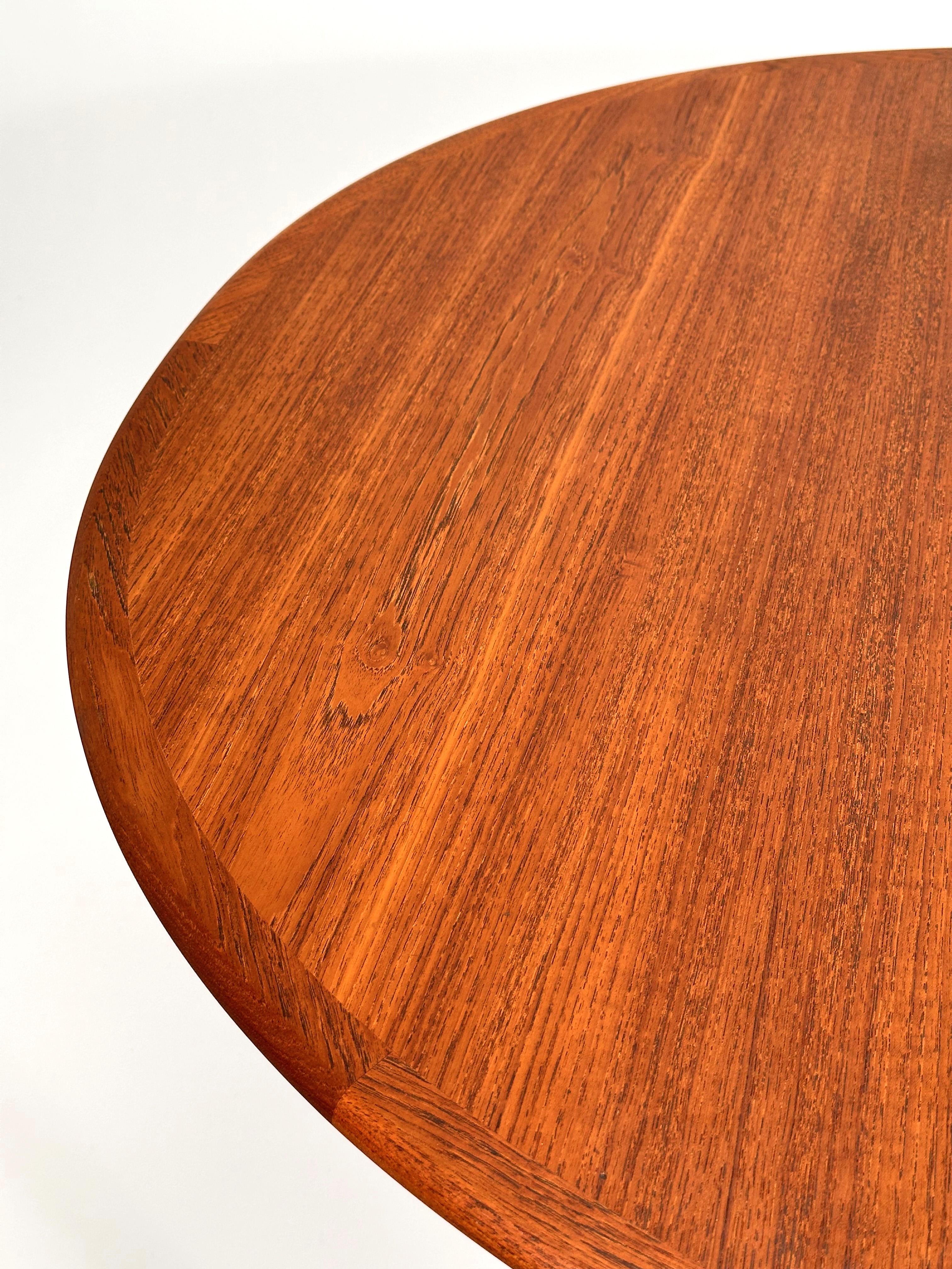 Arne Vodder Extendable Danish Teak Dining Table with 2 Leaves mediados del siglo XX en venta