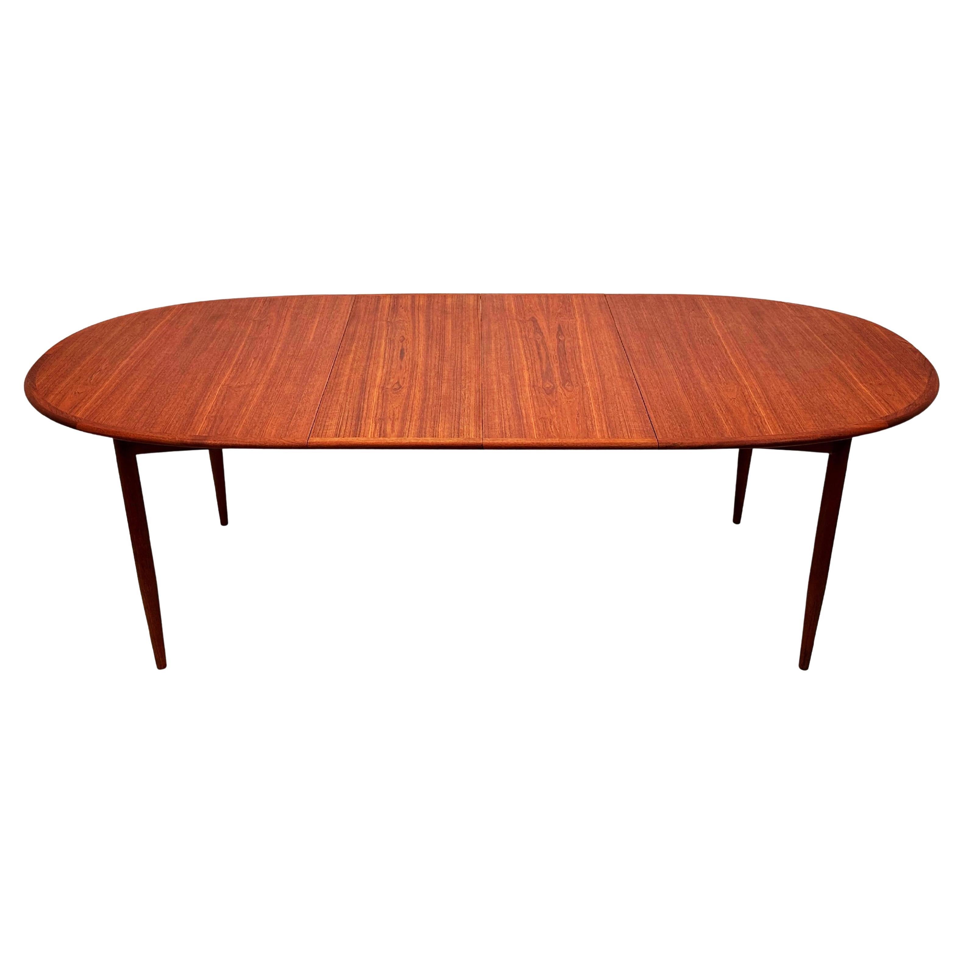 Arne Vodder Extendable Danish Teak Dining Table with 2 Leaves en venta