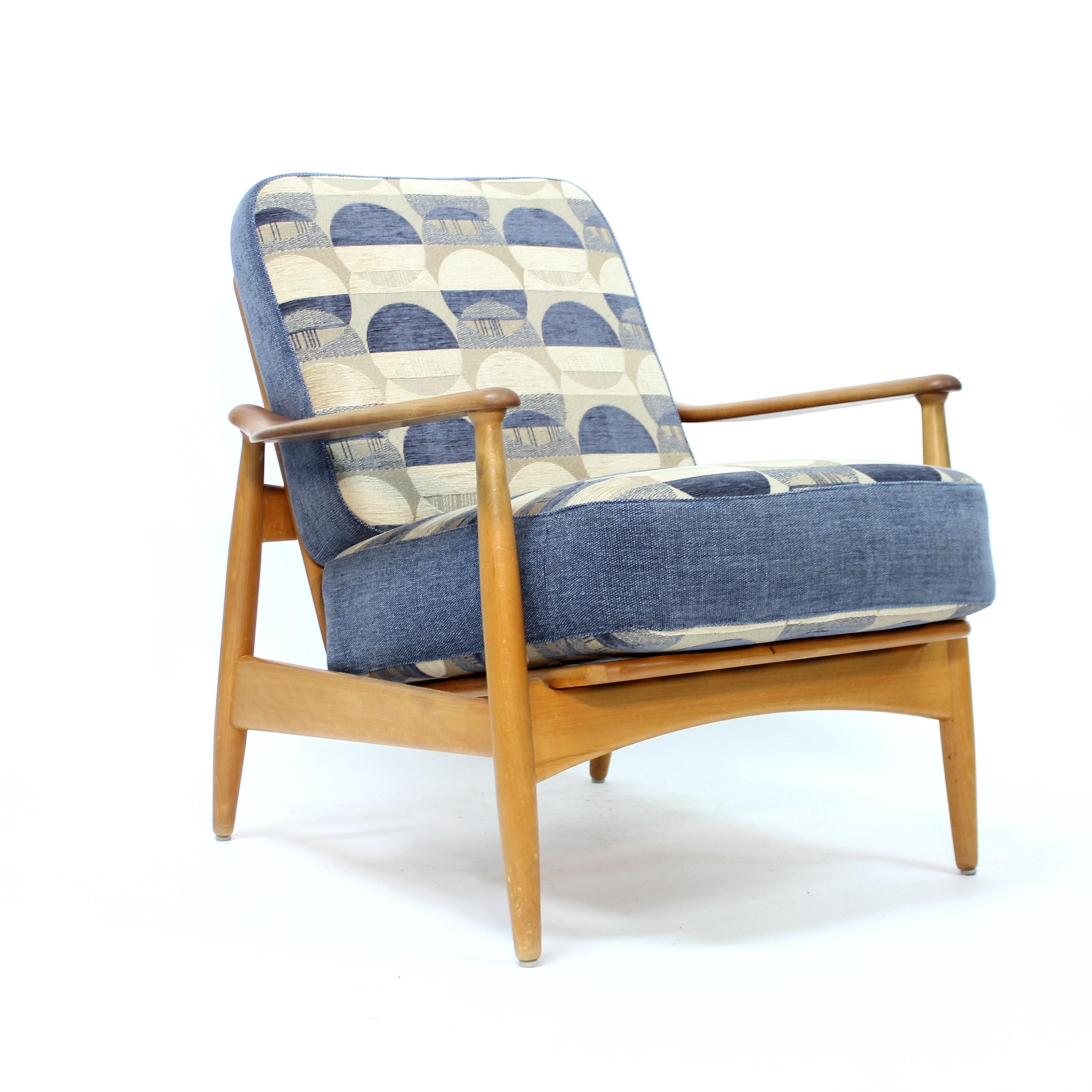 Chaise longue en teck et en hêtre conçue par Arne Vodder pour le fabricant danois France & Søn dans les années 1960. Tissu à motifs ultérieurs dans un bleu, un blanc et un gris. Très beau design avec les accoudoirs larges, sculptés et organiques.