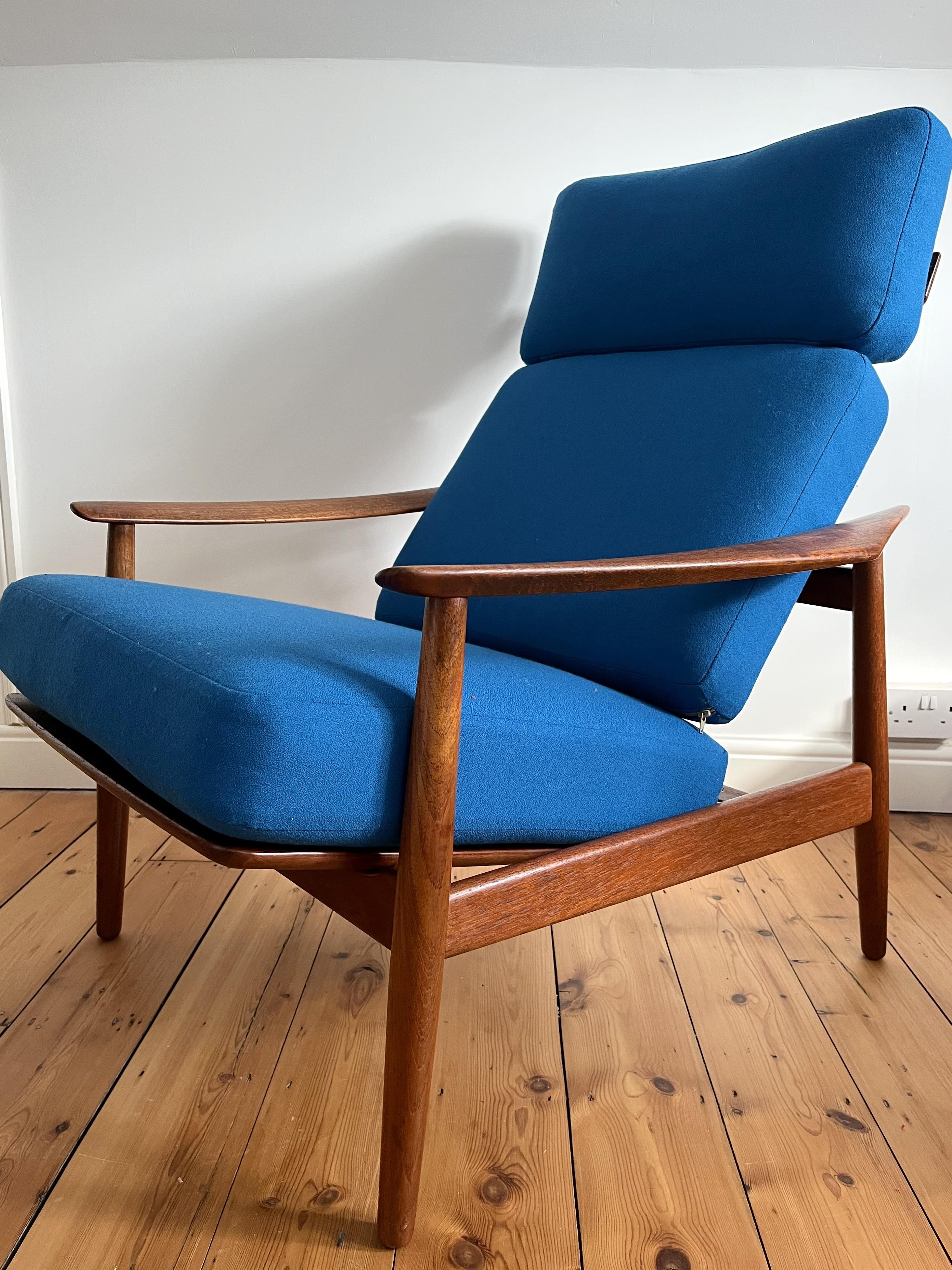 High back Arne Vodder FD164 chair manufactured by France and Son, Denmark.

The chair can be set to 3 different position from upright to reclining.

The chair is in very good condition.

The frame has been oiled and had it's webbing replaced.