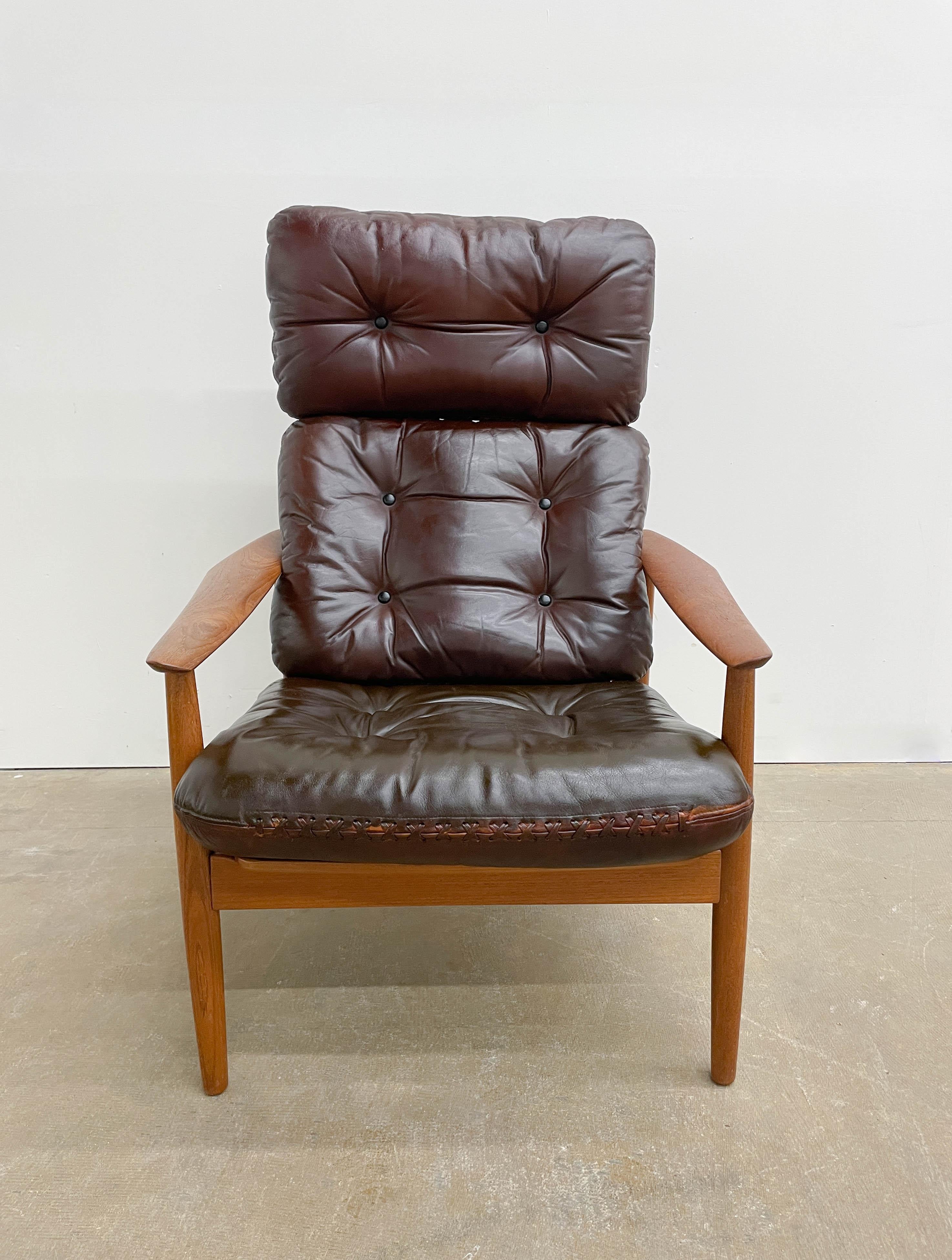 This striking chair design is by Arne Vodder for France and Son in the 1960s. Made in Denmark from solid teak, this broad-armed lounge chair has three different settings of recline, offering superb comfort. The chair's teak frame is in excellent