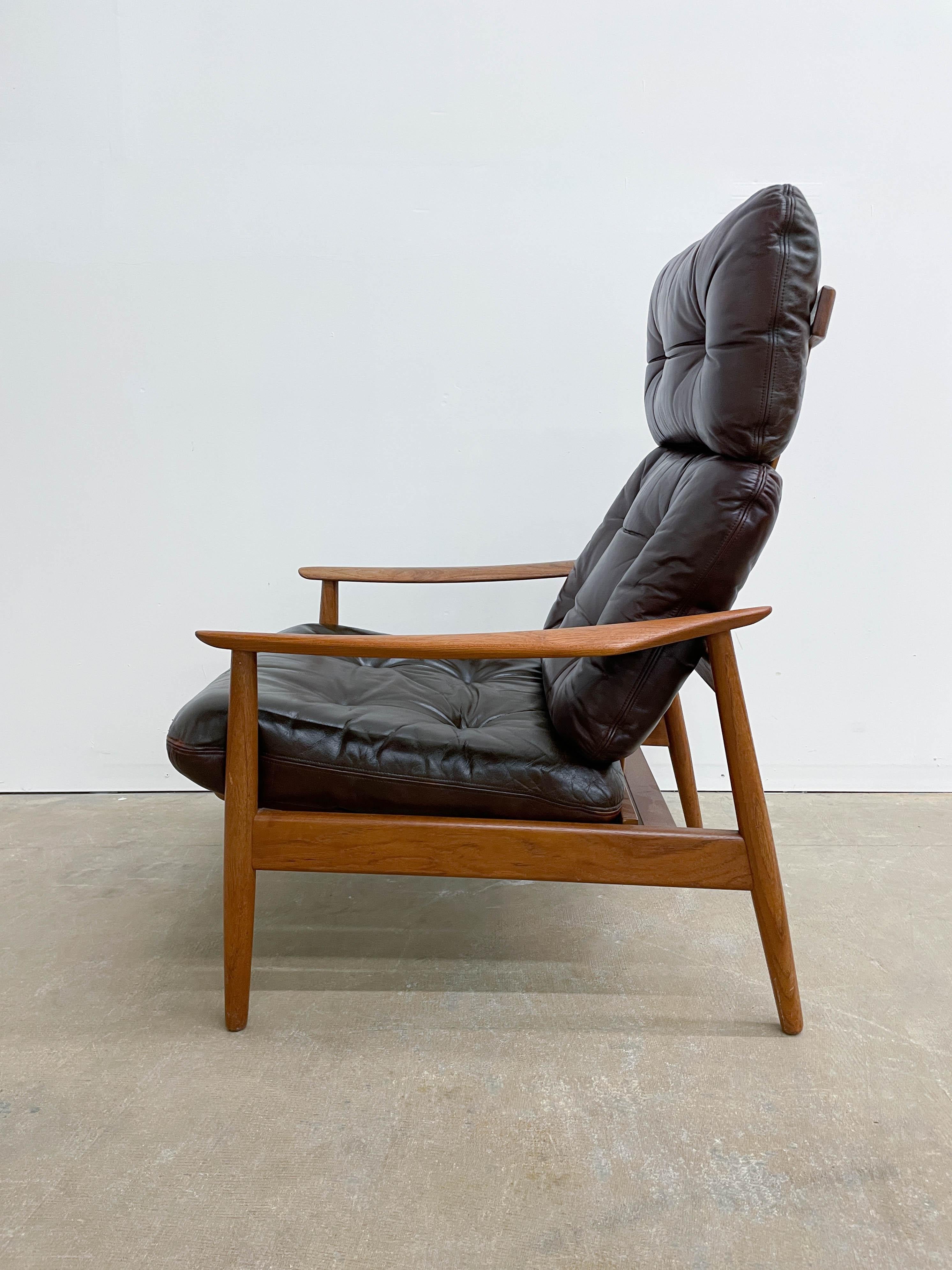 Arne Vodder FD-164 Teak and Leather Recliner In Good Condition In Kalamazoo, MI