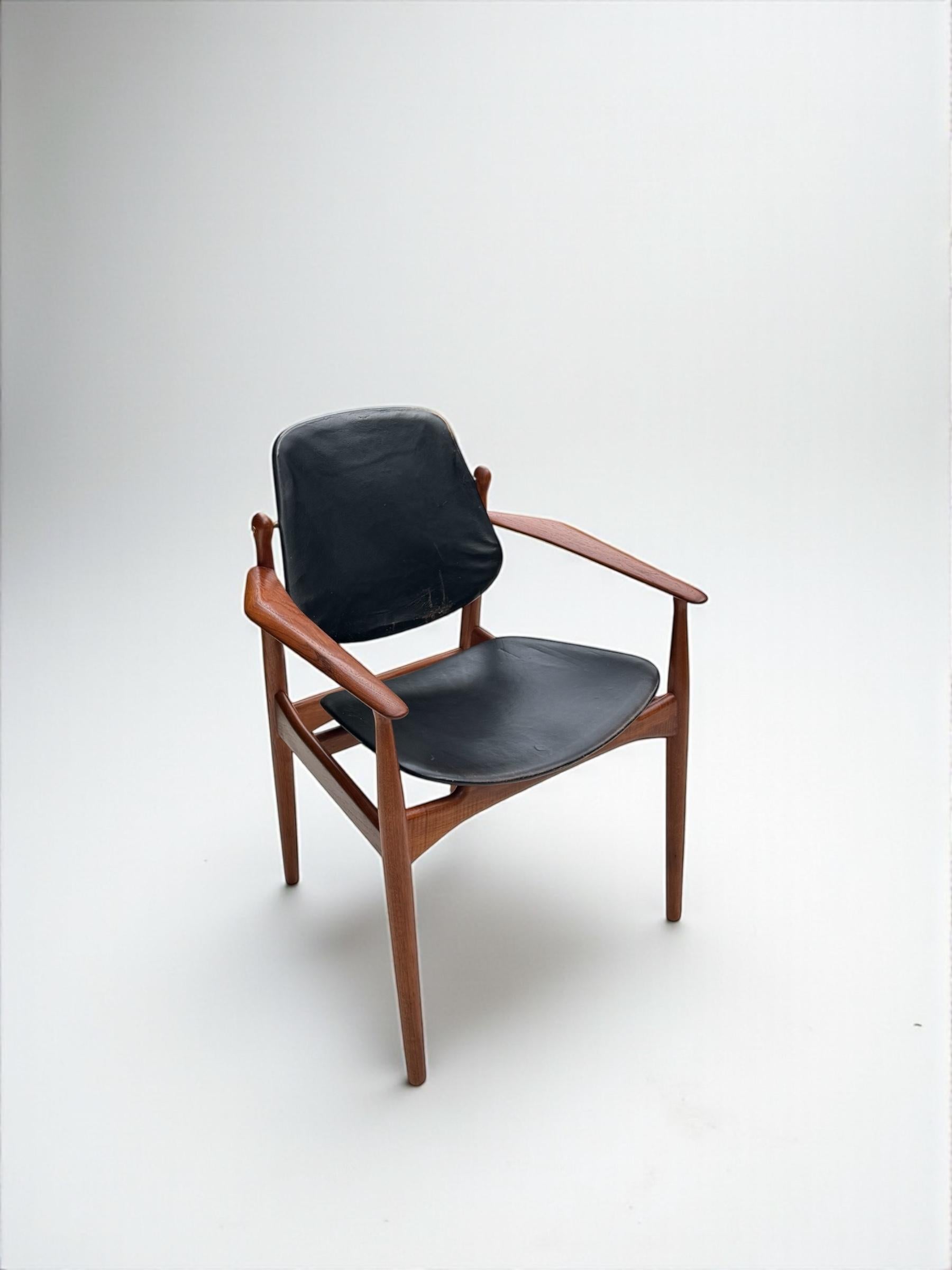 Mid-Century Modern Arne Vodder FD 184 Armchair in Teak and Leather, Denmark 1950's For Sale