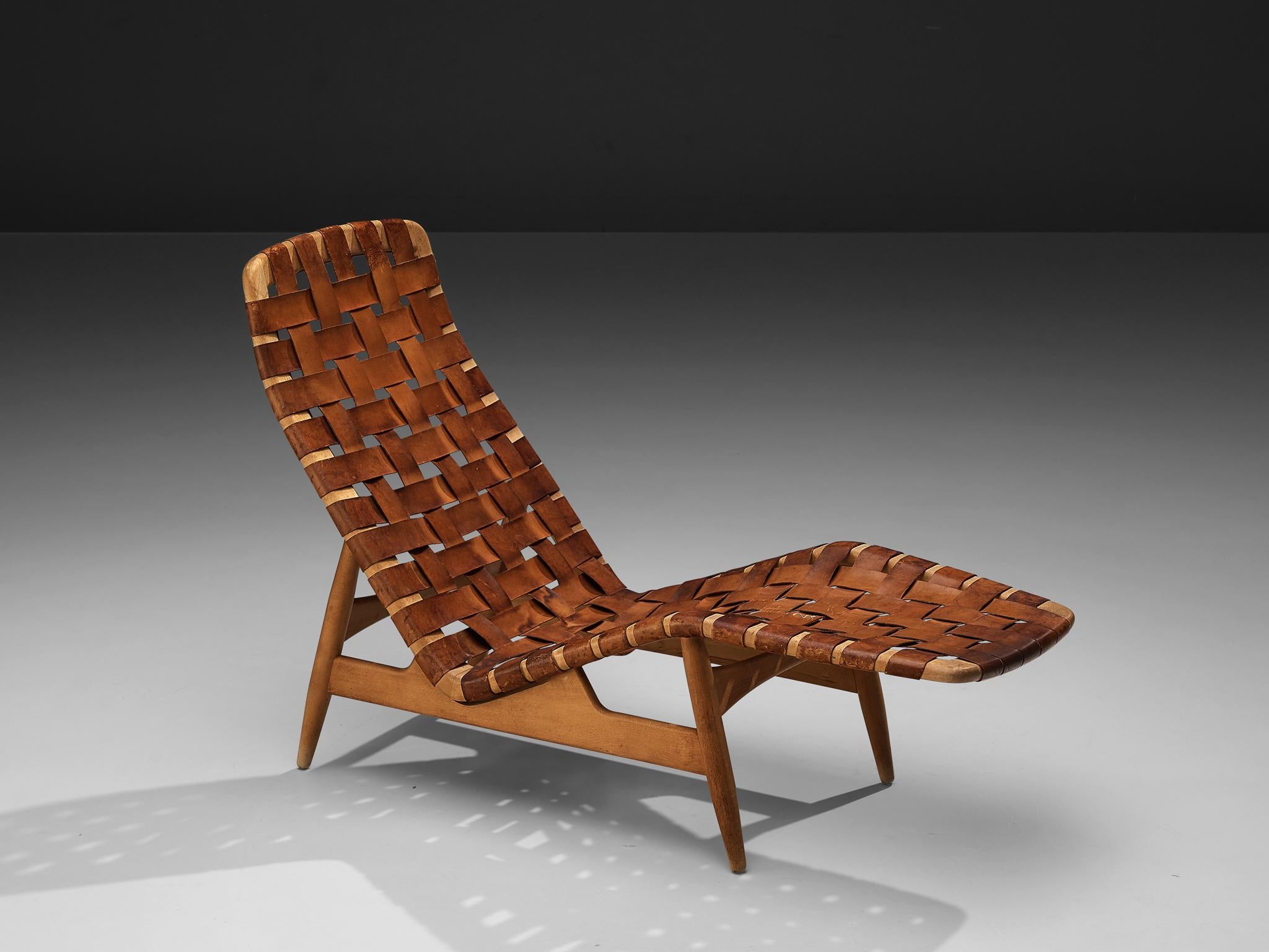 Arne Vodder for Bovirke, chaise lounge, leather, beech, Denmark, 1950s

Rare chaise longue, designed by Arne Vodder for Bovirke, circa 1950. This chaise lounge has an open frame in beech wood and a seating created of braided leather straps. The