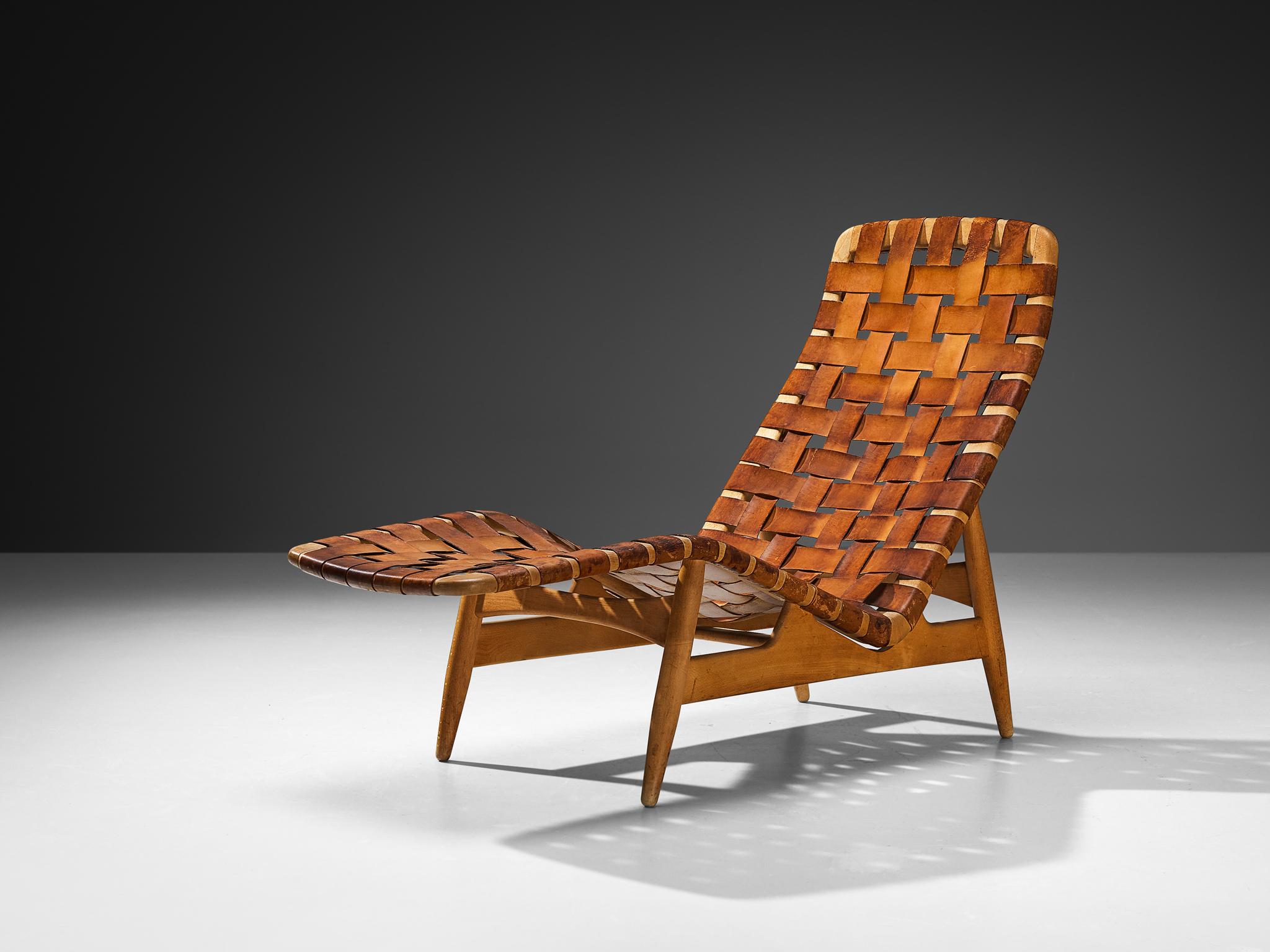 Arne Vodder para Bovirke, chaise longue, cuero, haya, Dinamarca, años 50.

Chaise longue diseñada por Arne Vodder para Bovirke en la década de 1950. Esta chaise longue tiene un armazón abierto de madera rubia y un asiento creado con correas de cuero