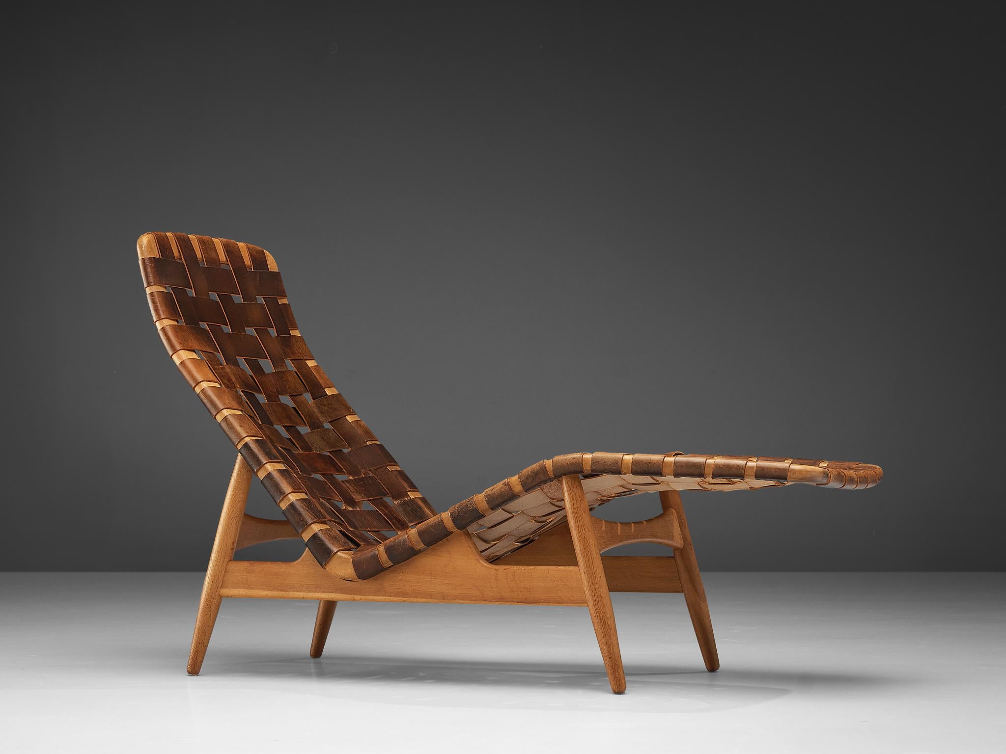 Arne Vodder for Bovirke, chaise longue, leather, oak, Denmark, 1950s.

Chaise longue designed by Arne Vodder for Bovirke in the 1950s. This chaise longue has an open frame in oak wood and a seating created of braided leather straps. The flowing