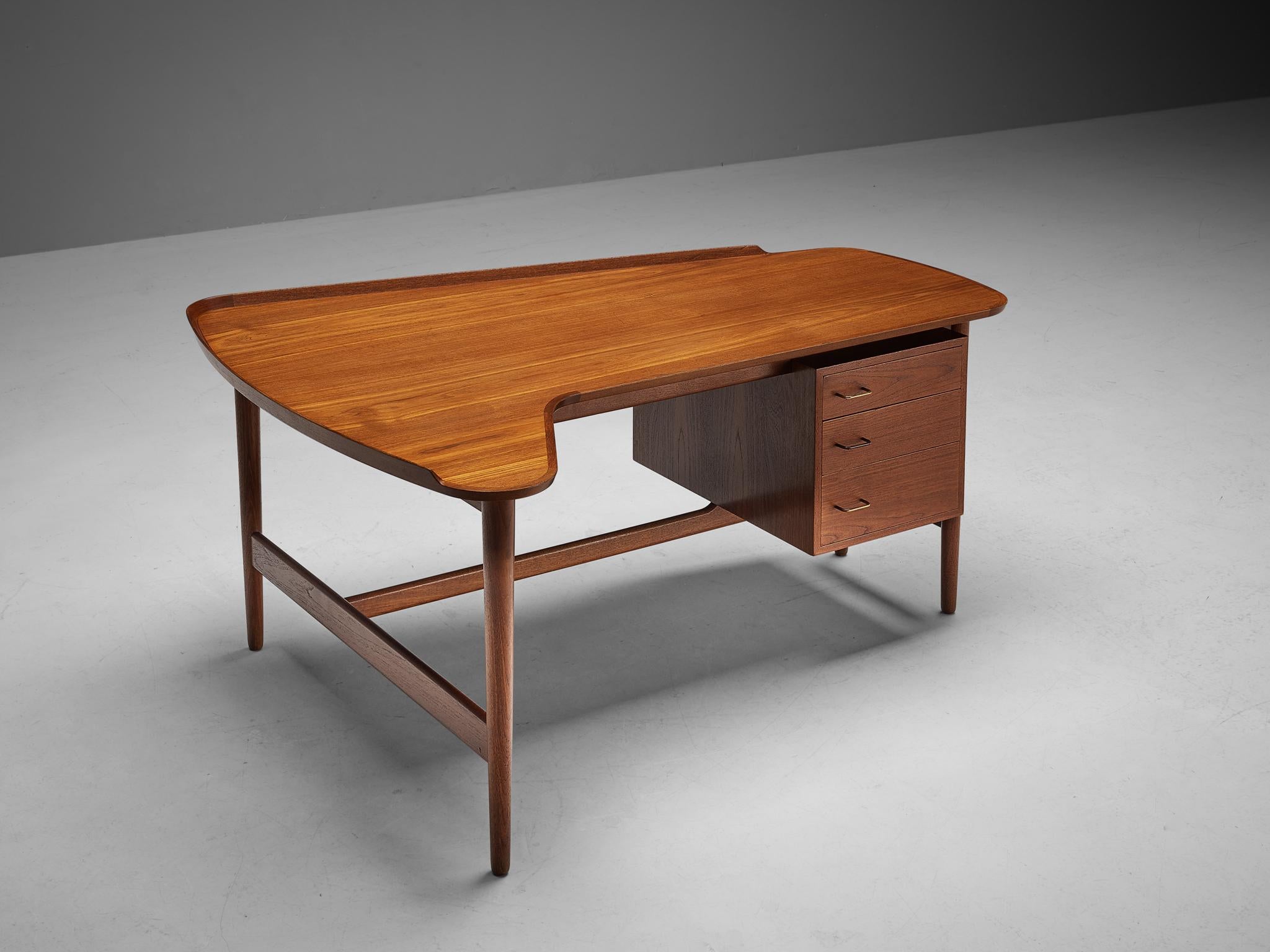 Arne Vodder pour Bovirke, bureau 'modèle BO85', teck, laiton, Danemark, années 1950

Ce bureau en teck a été conçu par Arne Vodder pour Bovirke. La table est dotée d'un plateau de forme organique aux bords relevés. Un meuble angulaire avec trois