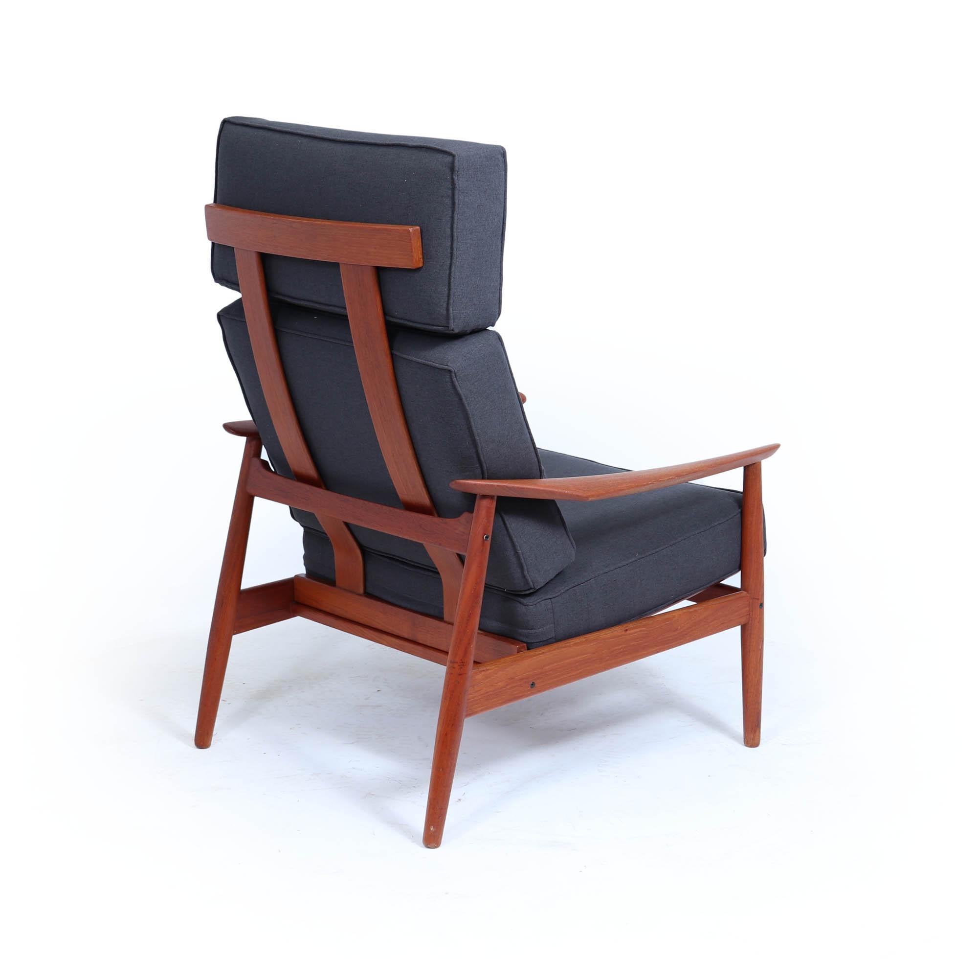 Sillón danés de respaldo alto, muy coleccionable, diseñado por Arne Vodder para France & Søn, hacia la década de 1960. Esta refinada pieza ejemplifica el equilibrio característico de Vodder entre forma orgánica y elegancia funcional, con un