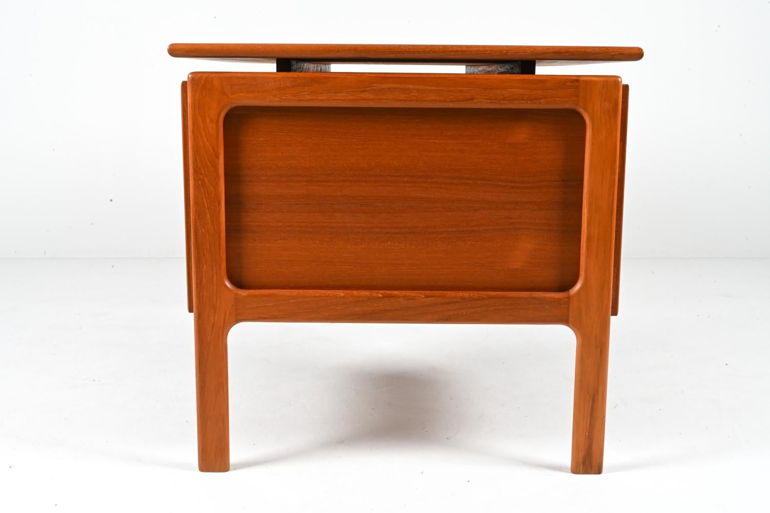 Arne Vodder pour G.V. Bureau de direction en teck danois Møbler, c. 1960's en vente 6