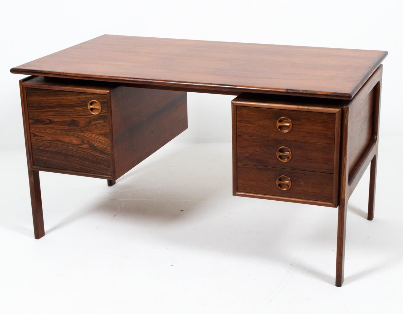 Perfectly proportioned for apartment living, this exquisite desk by Arne Vodder features a classic Mid-Century 