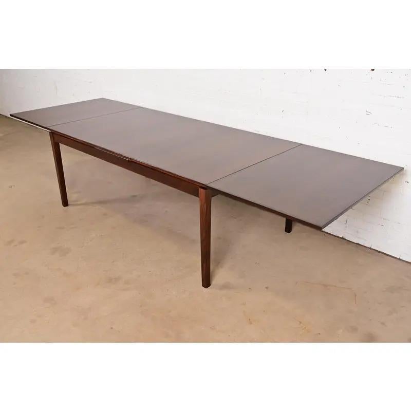 An exceptional Danish Modern rosewood extension dining table

By Arne Vodder for H. Sigh & Son's Mobelfabrik

Denmark, 1960s

Measures: 71