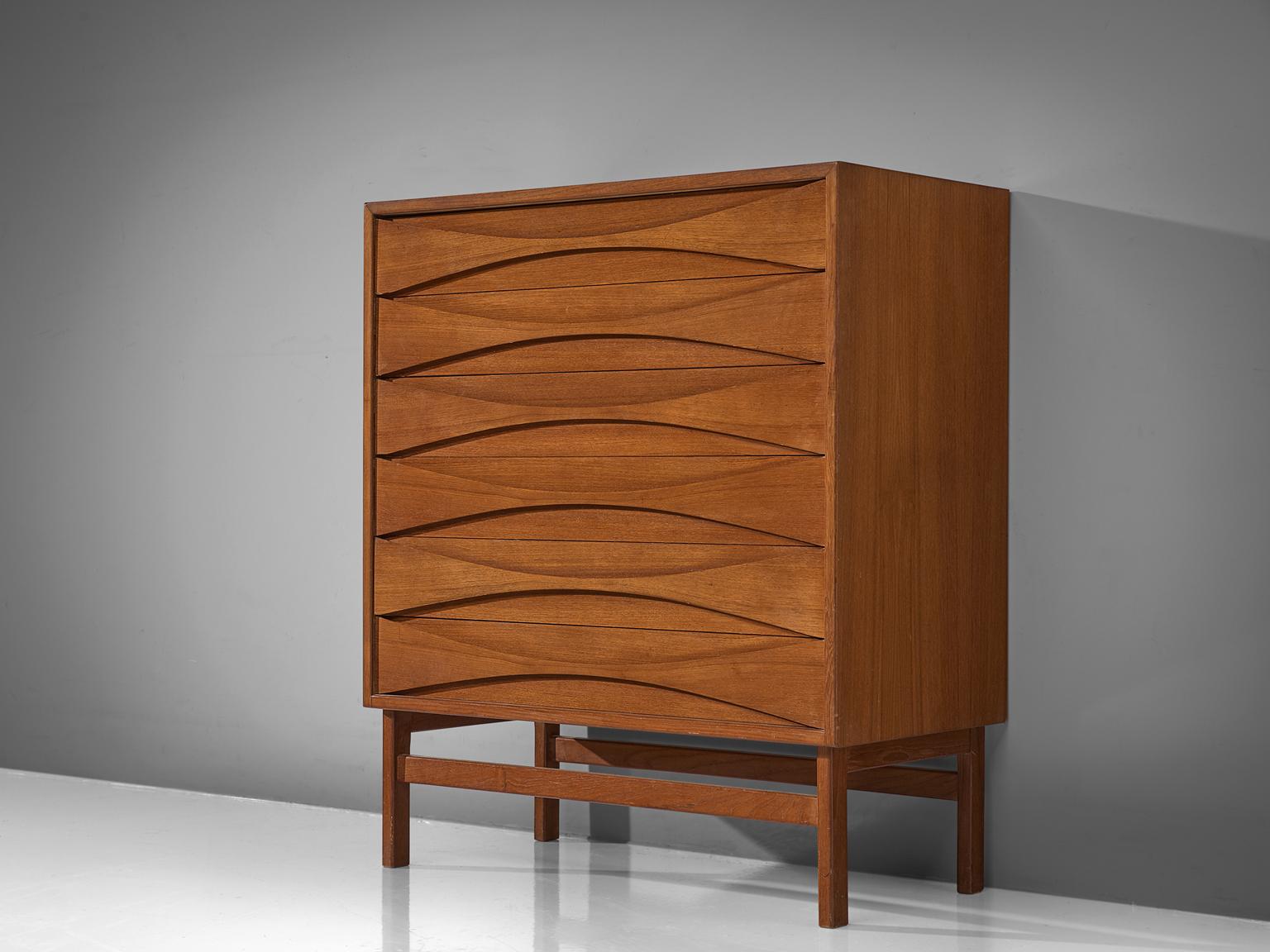 Arne Vodder for NC Møbler, teak, Denmark, 1959.

Iconic chest of drawers in oak by Danish designer Arne Vodder and executed by NC Møbler. The typical refined Vodder details can be found on this cabinet in the characteristic drawers and the handles
