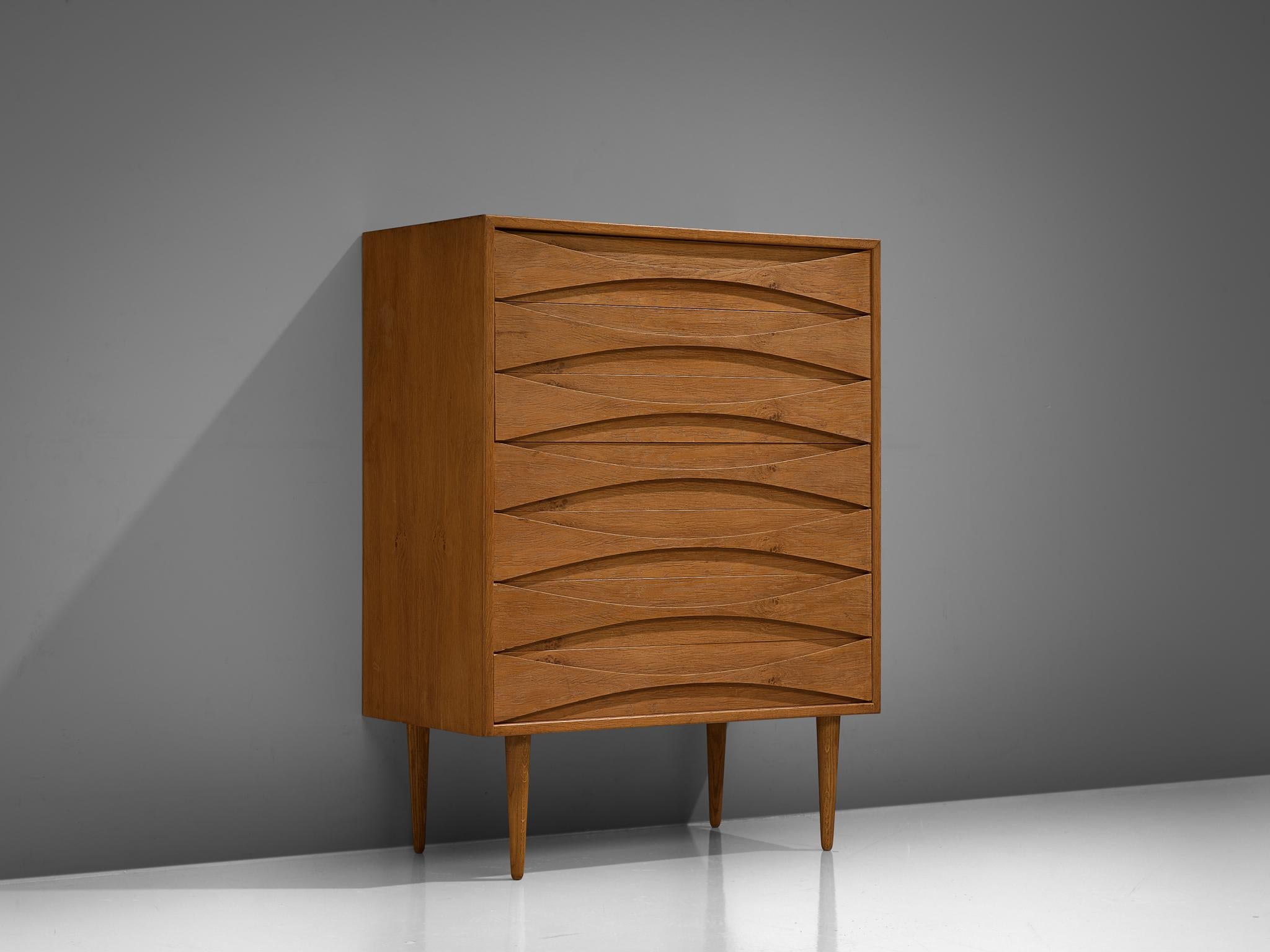 Arne Vodder for NC Møbler, oak, Denmark, 1959. 

Iconic chest of drawers in oak by Danish designer Arne Vodder and executed by NC Møbler. The typical refined Vodder details can be found on this cabinet in the characteristic drawers and the handles