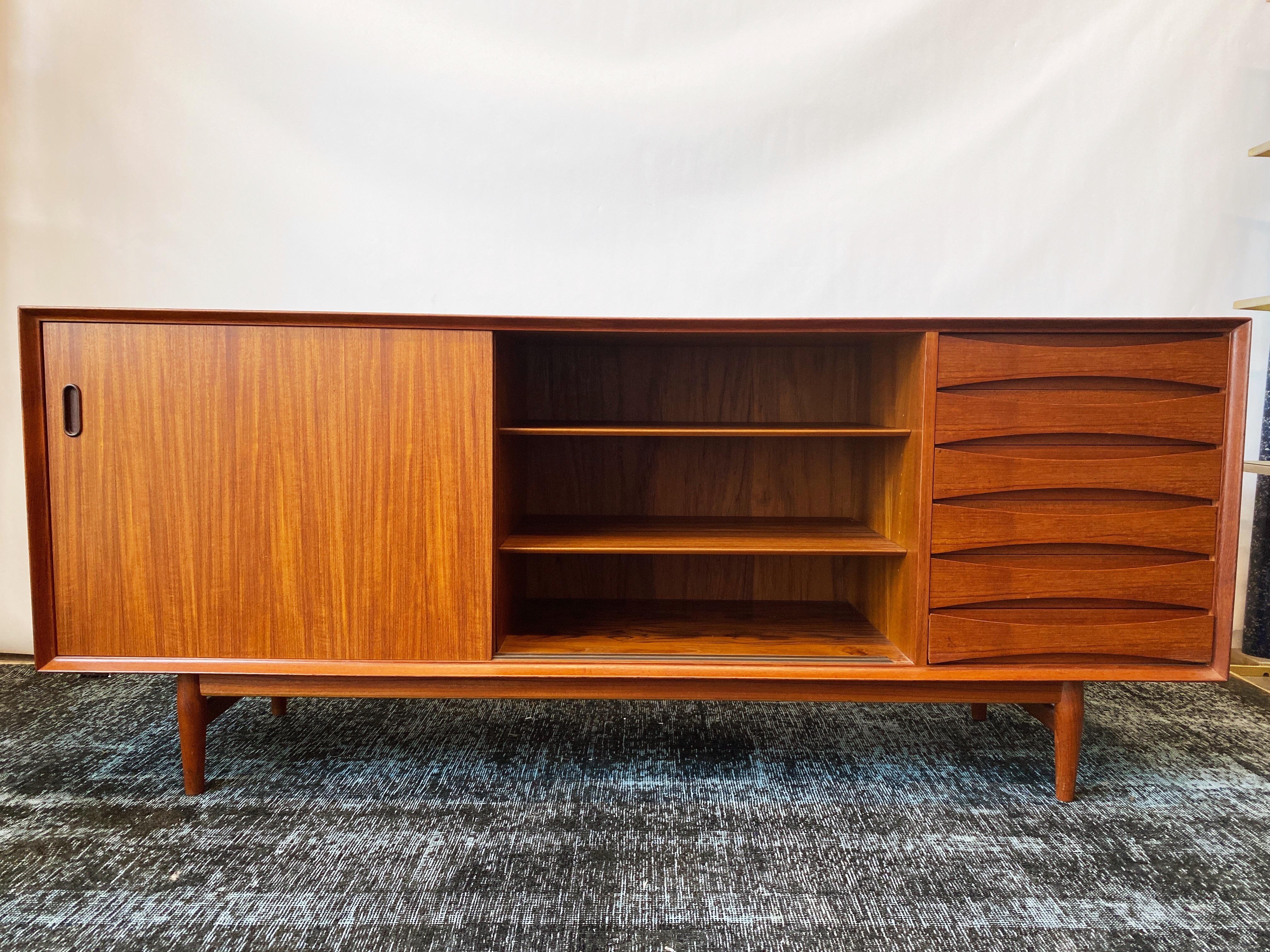 This Arne Vodder for Povl Dinesen teak credenza is in overall excellent condition. This modern piece is great for storage, and features include six drawers with concave edge pulls and dove-tailed joints, adjustable shelves (interior cabinets) and