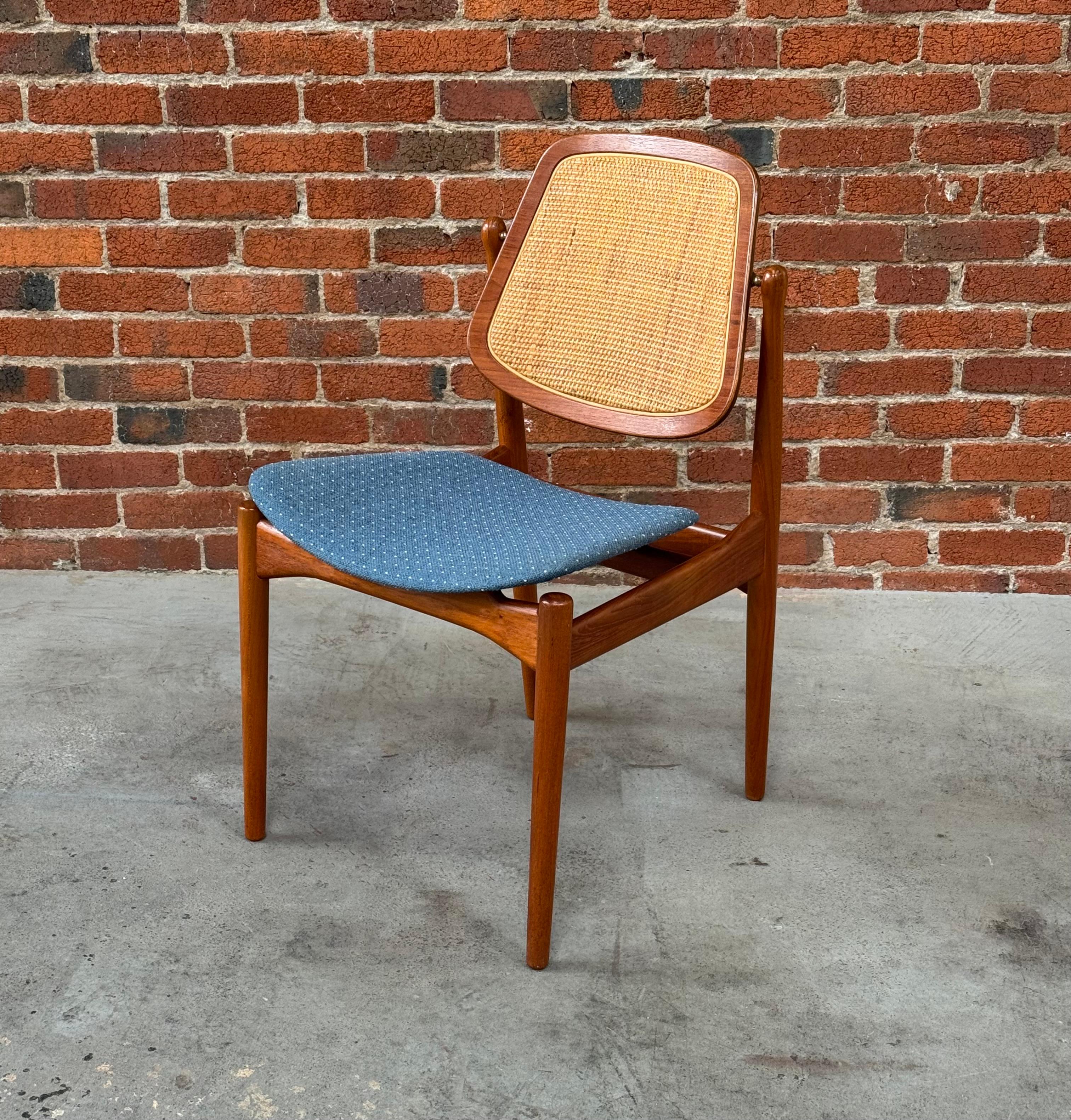 Silla auxiliar / de comedor o de escritorio con respaldo giratorio de Arne Vodder, de teca y herrajes de latón, para France & Daverkosen, Dinamarca, e importada por John Stuart Inc. de Nueva York. Escultural armazón de teca maciza tapizado con un